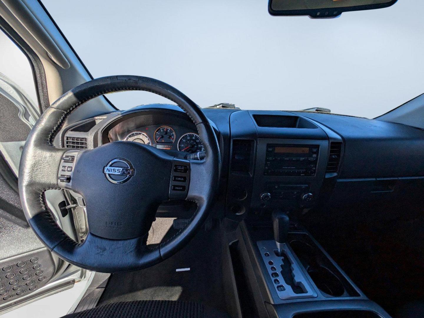 2010 Nissan Titan SE photo 15