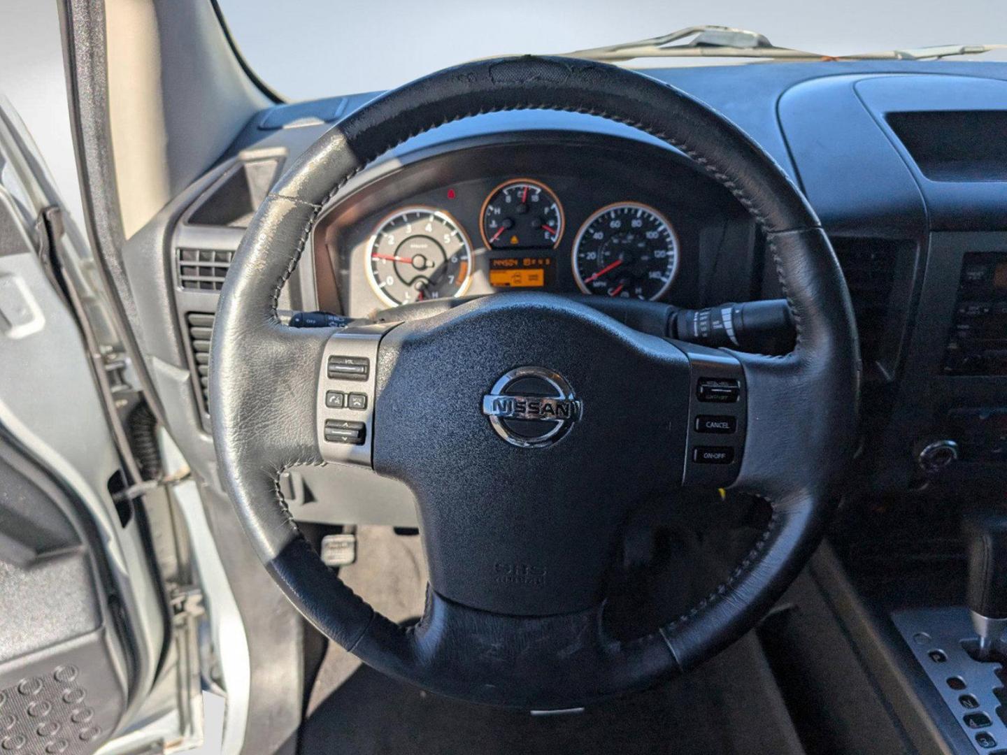 2010 Nissan Titan SE photo 17