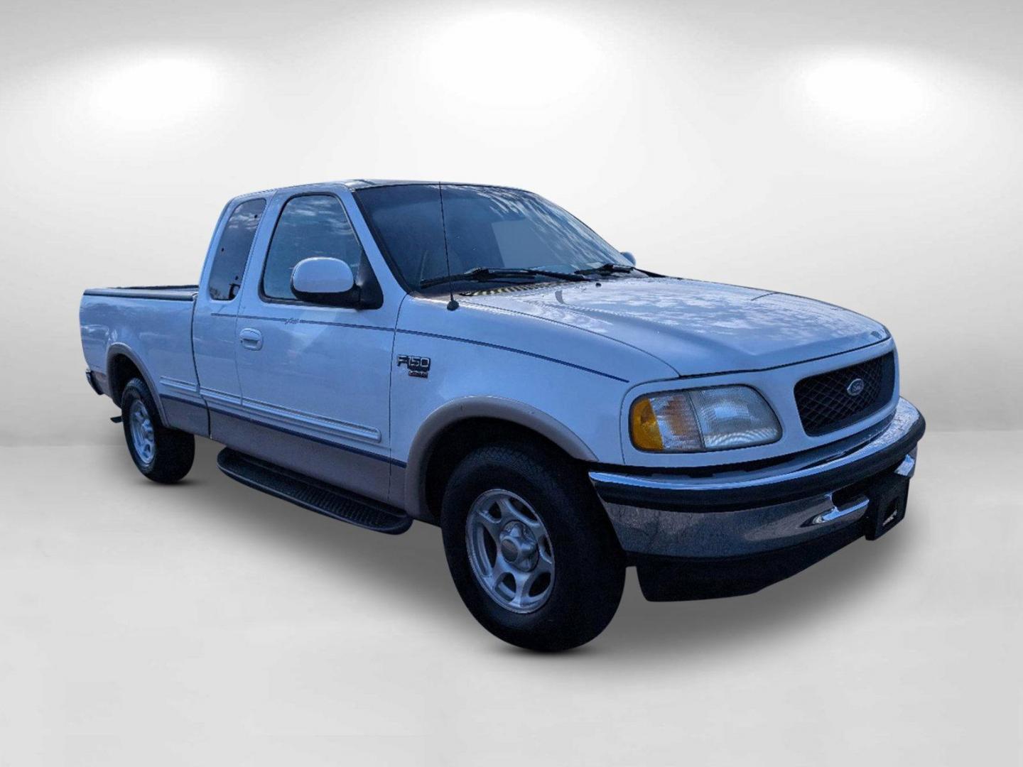 1998 Ford F-150 Lariat (1FTZX1766WN) with an Gas V8 4.6L/281 engine, located at 7000 Northlake Connector, Columbus, GA, 31904, (706) 987-8085, 32.524975, -84.978134 - 1998 Ford F-150 Lariat - Photo#2