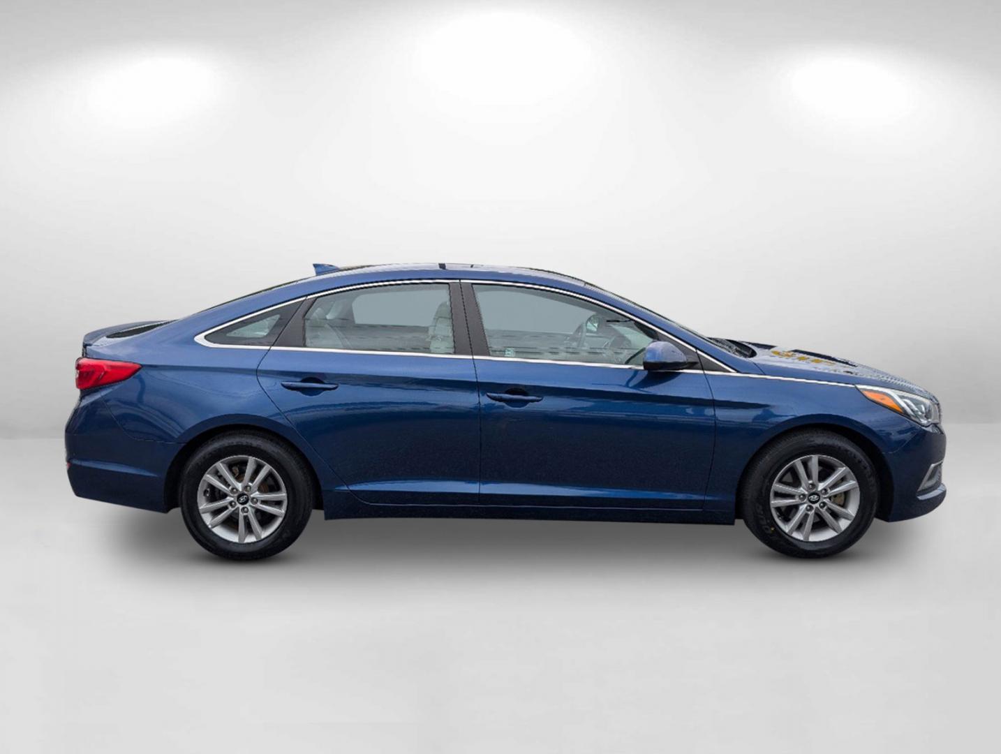 2017 /Gray Hyundai Sonata 2.4L (5NPE24AF3HH) with an Regular Unleaded I-4 2.4 L/144 engine, 6-Speed Automatic w/OD transmission, located at 3959 U.S. 80 W, Phenix City, AL, 36870, (334) 297-4885, 32.469296, -85.135185 - 2017 Hyundai Sonata 2.4L - Photo#3