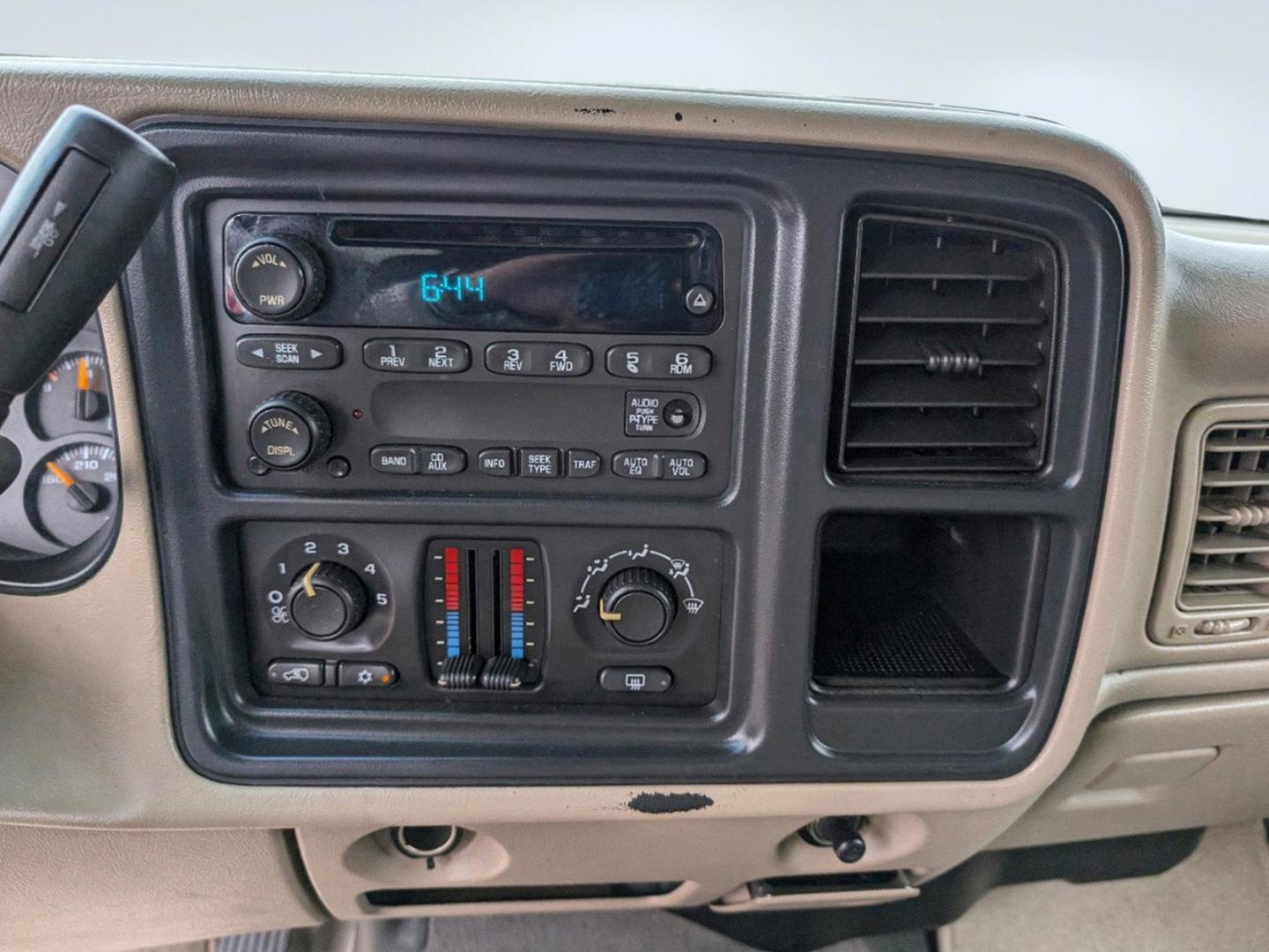 2004 /Medium Neutral Chevrolet4 Avalanchet Z71 (3GNEK12TX4G) with an Gas V8 5.3L/327 engine, 4-Speed Automatic w/OD transmission, located at 7000 Northlake Connector, Columbus, GA, 31904, (706) 987-8085, 32.524975, -84.978134 - 2004 Chevrolet4 Avalanchet Z71 - Photo#12