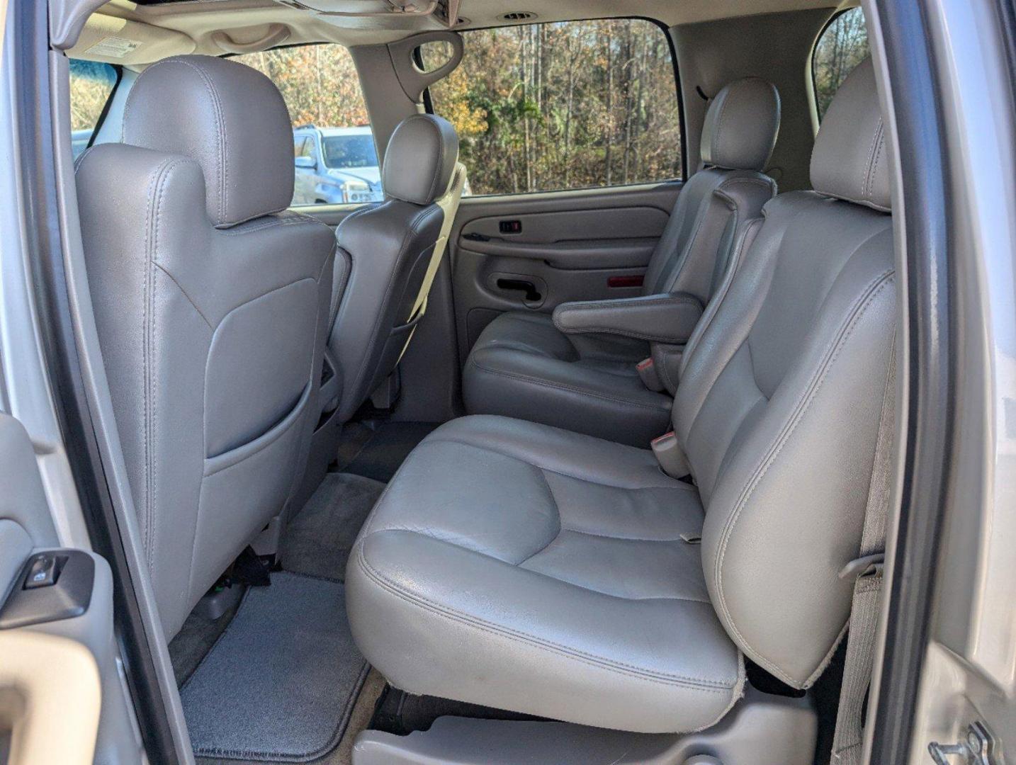 2004 /Gray/Dark Charcoal Chevrolet Suburban LT (3GNEC16Z94G) with an Gas V8 5.3L/327 engine, 4-Speed Automatic w/OD transmission, located at 3959 U.S. 80 W, Phenix City, AL, 36870, (334) 297-4885, 32.469296, -85.135185 - 2004 Chevrolet Suburban LT - Photo#9