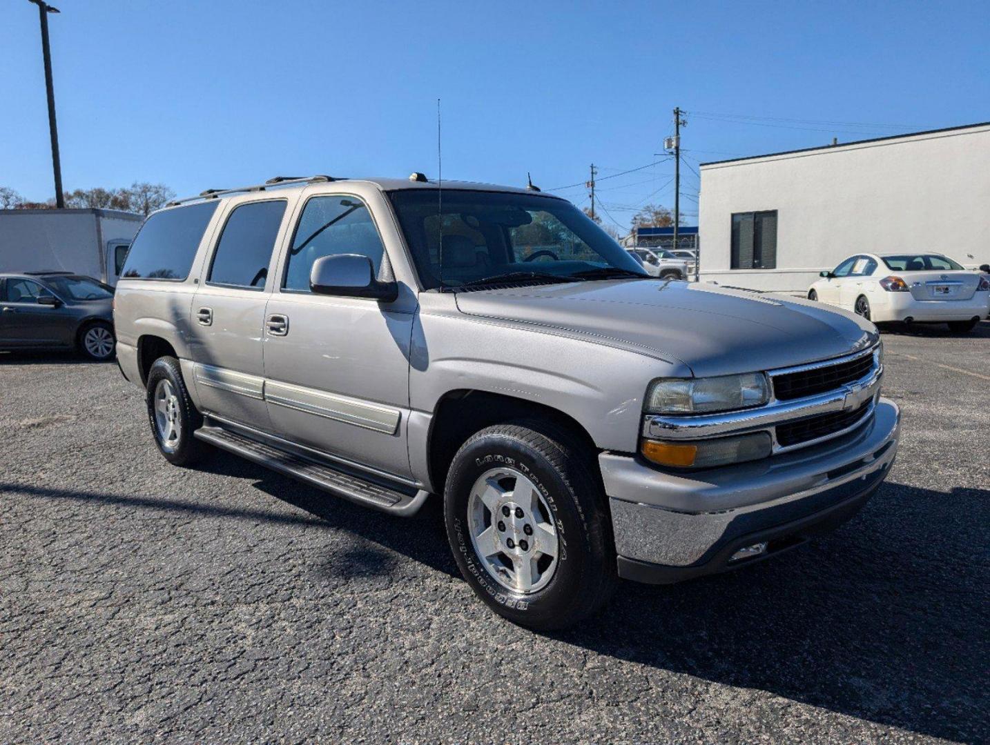 2004 /Gray/Dark Charcoal Chevrolet Suburban LT (3GNEC16Z94G) with an Gas V8 5.3L/327 engine, 4-Speed Automatic w/OD transmission, located at 3959 U.S. 80 W, Phenix City, AL, 36870, (334) 297-4885, 32.469296, -85.135185 - 2004 Chevrolet Suburban LT - Photo#2