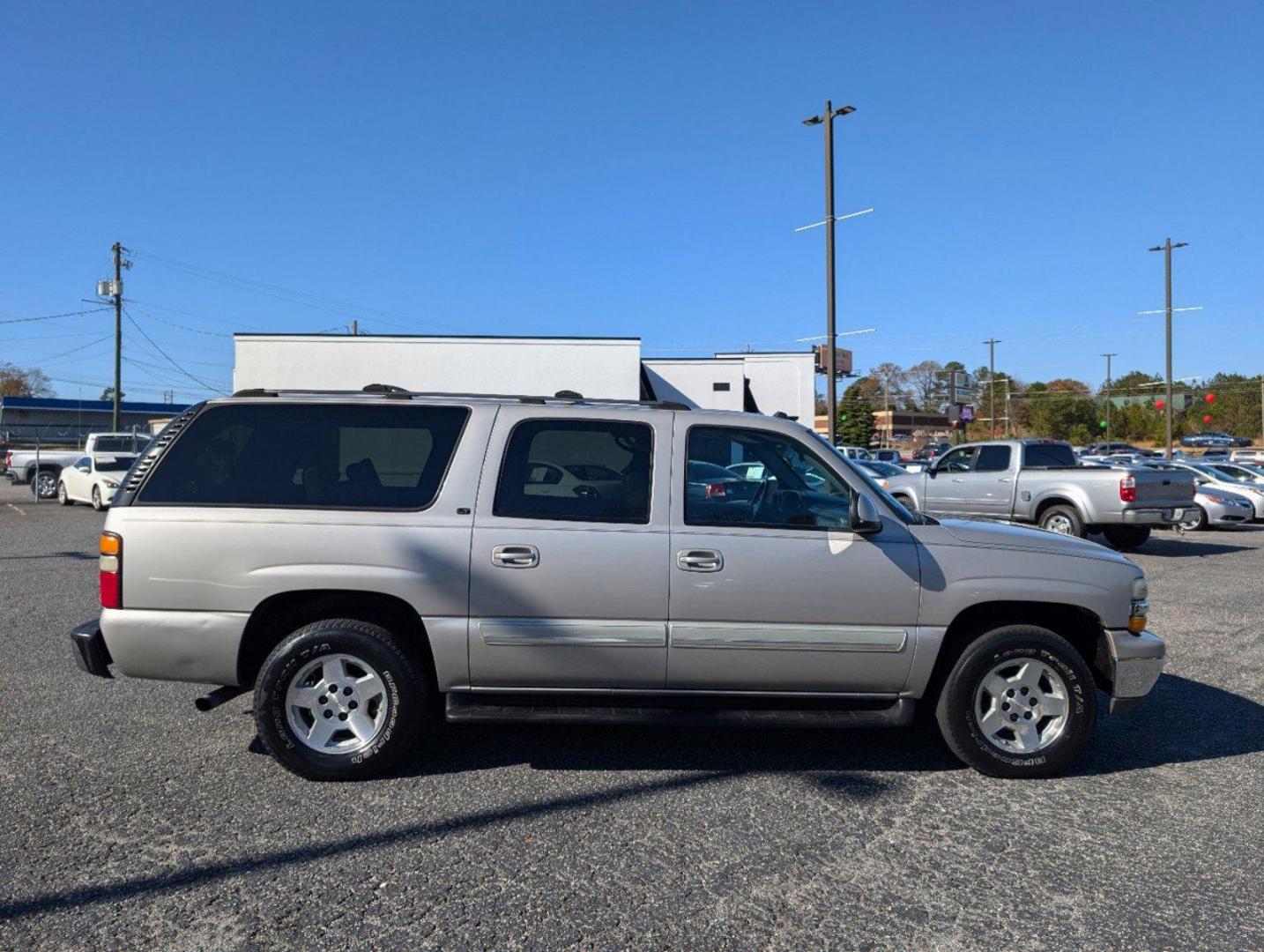 2004 /Gray/Dark Charcoal Chevrolet Suburban LT (3GNEC16Z94G) with an Gas V8 5.3L/327 engine, 4-Speed Automatic w/OD transmission, located at 3959 U.S. 80 W, Phenix City, AL, 36870, (334) 297-4885, 32.469296, -85.135185 - 2004 Chevrolet Suburban LT - Photo#3