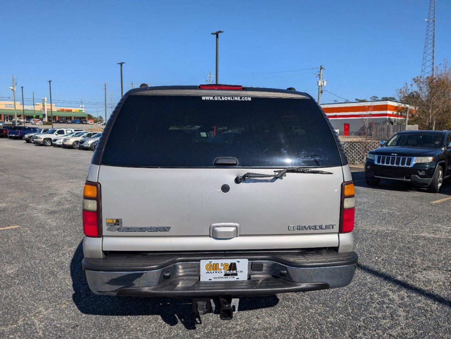 2004 /Gray/Dark Charcoal Chevrolet Suburban LT (3GNEC16Z94G) with an Gas V8 5.3L/327 engine, 4-Speed Automatic w/OD transmission, located at 3959 U.S. 80 W, Phenix City, AL, 36870, (334) 297-4885, 32.469296, -85.135185 - 2004 Chevrolet Suburban LT - Photo#5