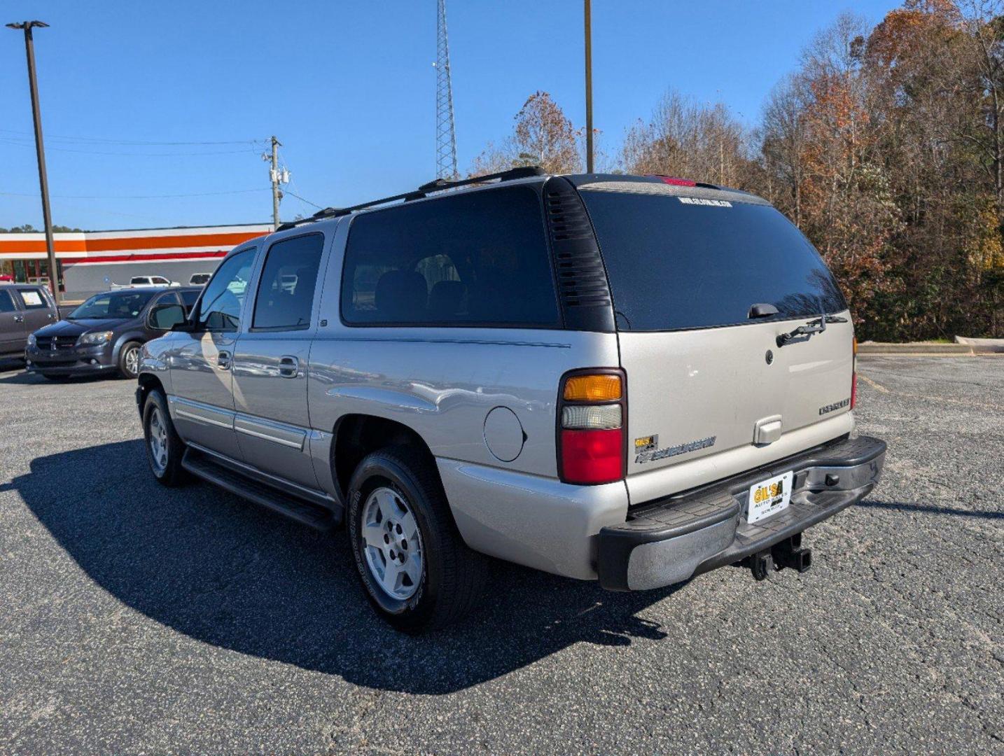 2004 /Gray/Dark Charcoal Chevrolet Suburban LT (3GNEC16Z94G) with an Gas V8 5.3L/327 engine, 4-Speed Automatic w/OD transmission, located at 3959 U.S. 80 W, Phenix City, AL, 36870, (334) 297-4885, 32.469296, -85.135185 - 2004 Chevrolet Suburban LT - Photo#6