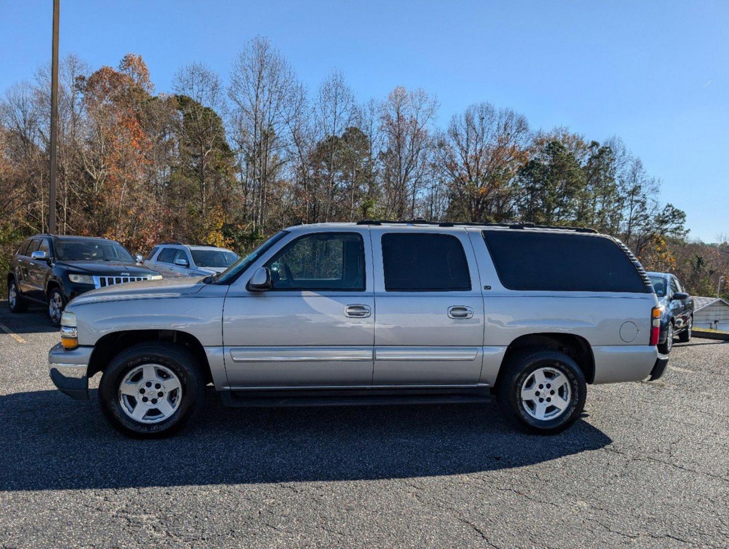 2004 /Gray/Dark Charcoal Chevrolet Suburban LT (3GNEC16Z94G) with an Gas V8 5.3L/327 engine, 4-Speed Automatic w/OD transmission, located at 3959 U.S. 80 W, Phenix City, AL, 36870, (334) 297-4885, 32.469296, -85.135185 - 2004 Chevrolet Suburban LT - Photo#7