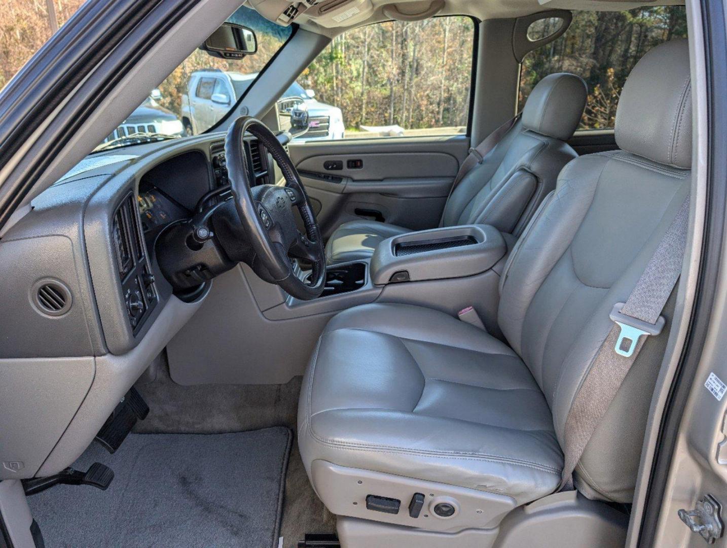 2004 /Gray/Dark Charcoal Chevrolet Suburban LT (3GNEC16Z94G) with an Gas V8 5.3L/327 engine, 4-Speed Automatic w/OD transmission, located at 3959 U.S. 80 W, Phenix City, AL, 36870, (334) 297-4885, 32.469296, -85.135185 - 2004 Chevrolet Suburban LT - Photo#8