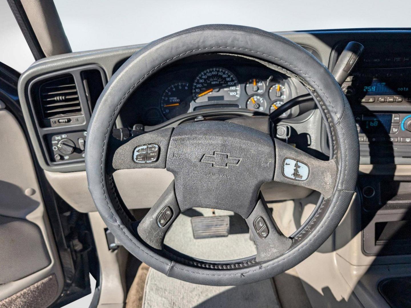 2005 /Gray/Drk Charcoal Chevrolet Avalanche Z66 (3GNEC12Z85G) with an Gas/Ethanol V8 5.3L/327 engine, 4-Speed Automatic w/OD transmission, located at 3959 U.S. 80 W, Phenix City, AL, 36870, (334) 297-4885, 32.469296, -85.135185 - 2005 Chevrolet Avalanche Z66 - Photo#16