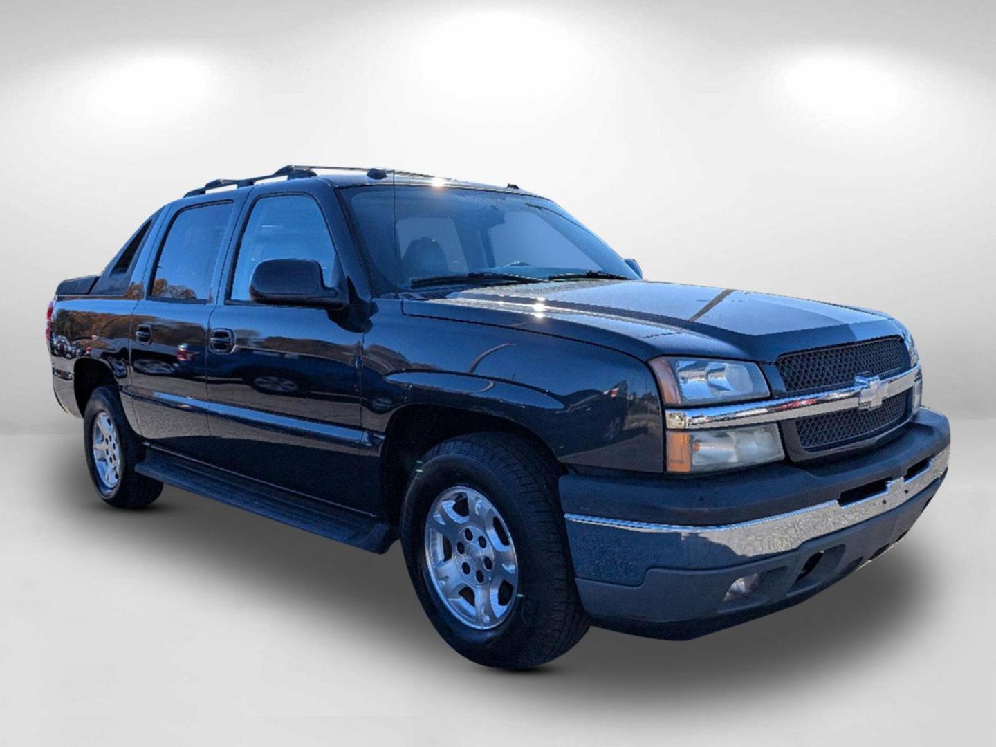 2005 /Gray/Drk Charcoal Chevrolet Avalanche Z66 (3GNEC12Z85G) with an Gas/Ethanol V8 5.3L/327 engine, 4-Speed Automatic w/OD transmission, located at 3959 U.S. 80 W, Phenix City, AL, 36870, (334) 297-4885, 32.469296, -85.135185 - 2005 Chevrolet Avalanche Z66 - Photo#5