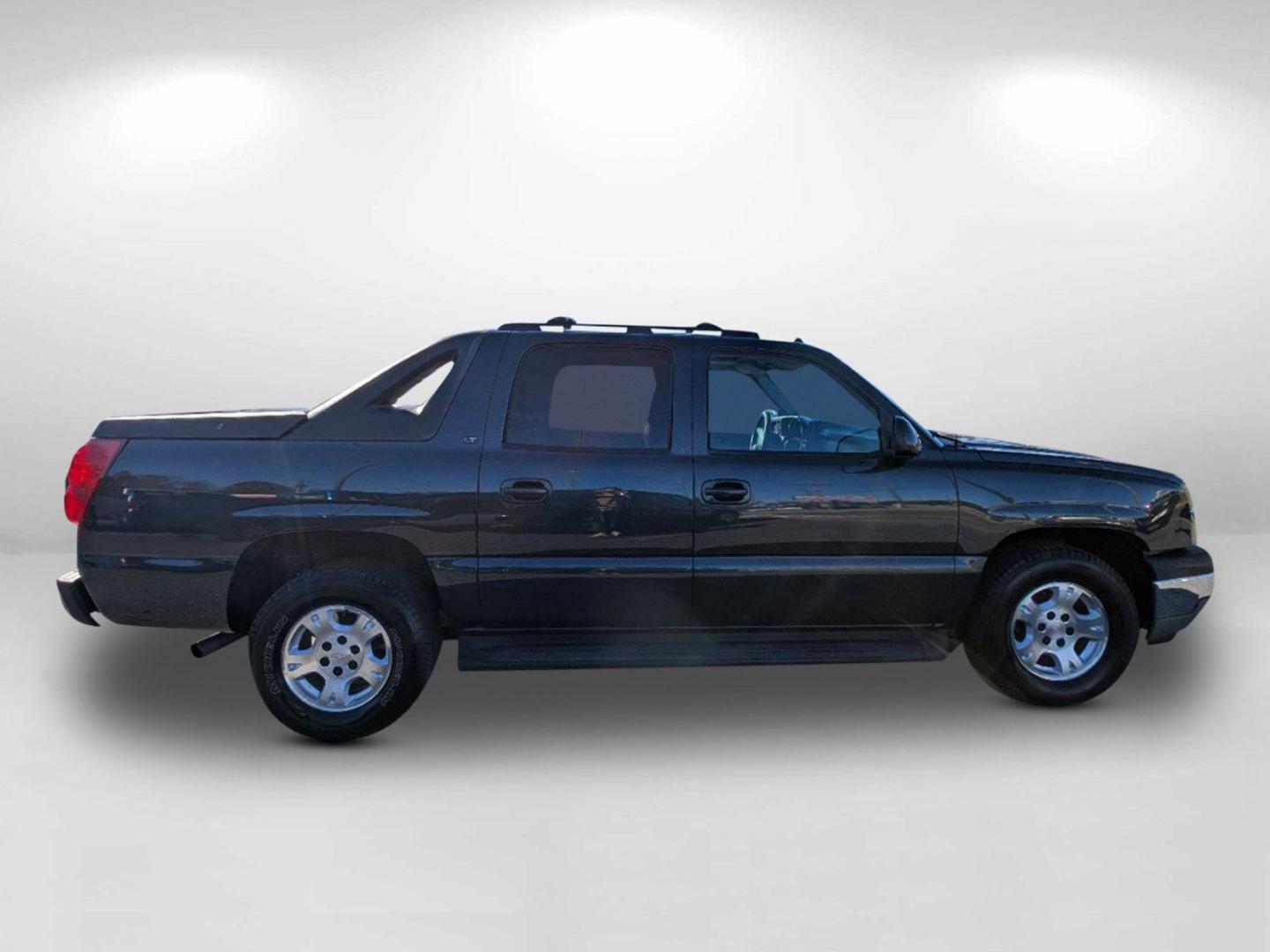 2005 /Gray/Drk Charcoal Chevrolet Avalanche Z66 (3GNEC12Z85G) with an Gas/Ethanol V8 5.3L/327 engine, 4-Speed Automatic w/OD transmission, located at 3959 U.S. 80 W, Phenix City, AL, 36870, (334) 297-4885, 32.469296, -85.135185 - 2005 Chevrolet Avalanche Z66 - Photo#6