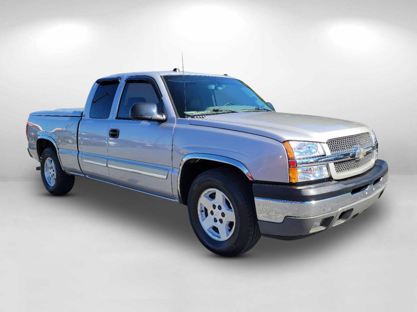 2005 Silver Birch Metallic /Medium Gray Chevrolet Silverado 1500 LT (2GCEC19T651) with an Gas V8 5.3L/325 engine, 4-Speed Automatic w/OD transmission, located at 7000 Northlake Connector, Columbus, GA, 31904, (706) 987-8085, 32.524975, -84.978134 - 2005 Chevrolet Silverado 1500 LT - Photo#2