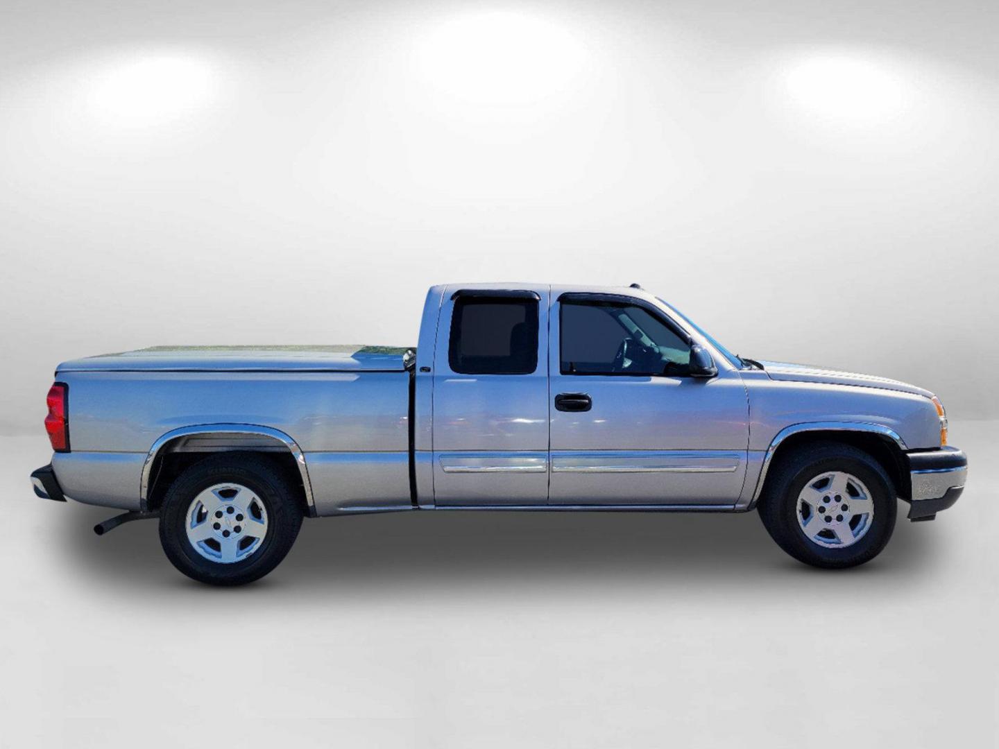 2005 Silver Birch Metallic /Medium Gray Chevrolet Silverado 1500 LT (2GCEC19T651) with an Gas V8 5.3L/325 engine, 4-Speed Automatic w/OD transmission, located at 7000 Northlake Connector, Columbus, GA, 31904, (706) 987-8085, 32.524975, -84.978134 - 2005 Chevrolet Silverado 1500 LT - Photo#3