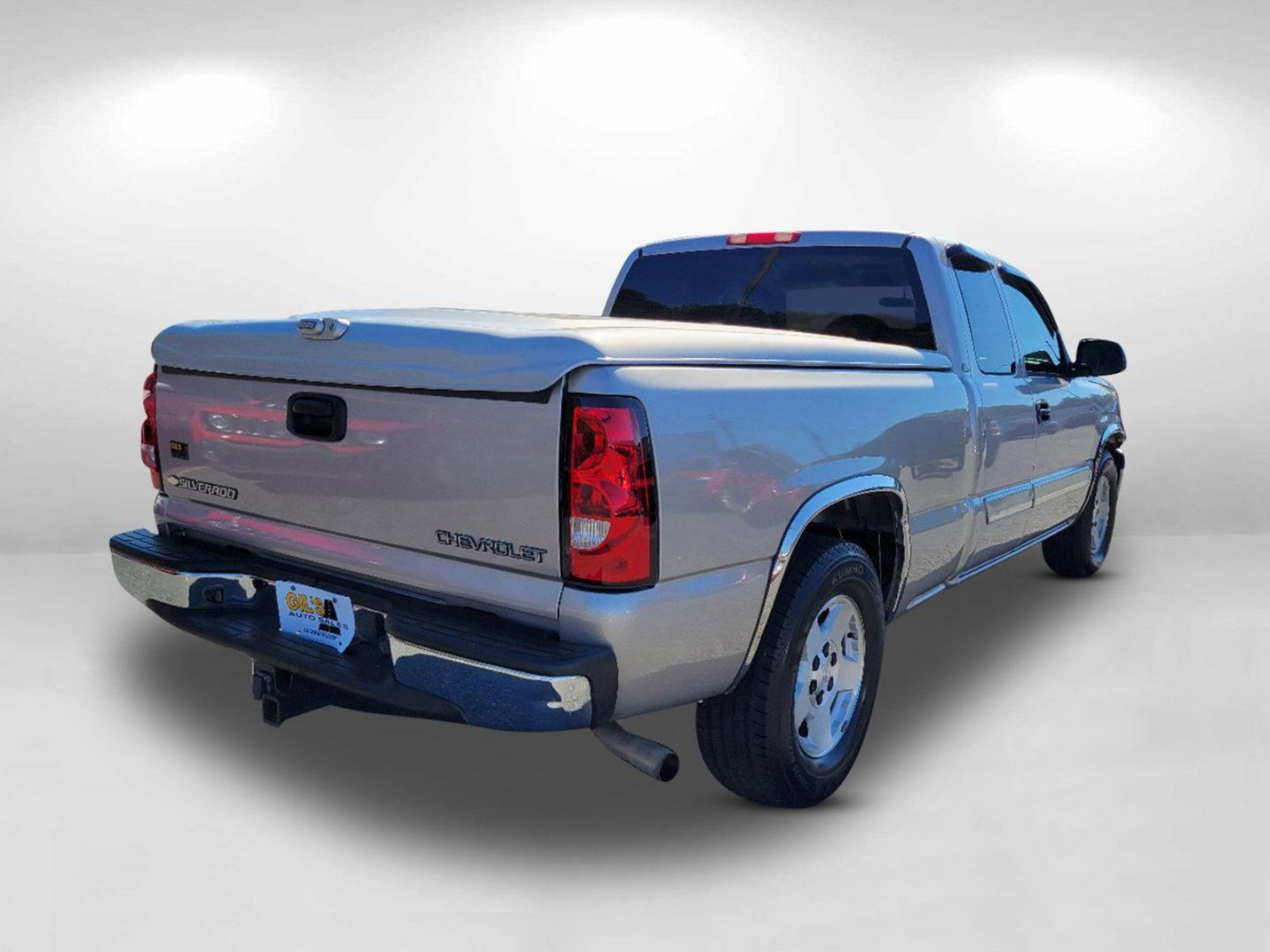 2005 Silver Birch Metallic /Medium Gray Chevrolet Silverado 1500 LT (2GCEC19T651) with an Gas V8 5.3L/325 engine, 4-Speed Automatic w/OD transmission, located at 7000 Northlake Connector, Columbus, GA, 31904, (706) 987-8085, 32.524975, -84.978134 - 2005 Chevrolet Silverado 1500 LT - Photo#4