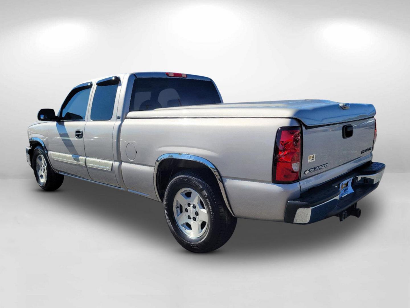 2005 Silver Birch Metallic /Medium Gray Chevrolet Silverado 1500 LT (2GCEC19T651) with an Gas V8 5.3L/325 engine, 4-Speed Automatic w/OD transmission, located at 7000 Northlake Connector, Columbus, GA, 31904, (706) 987-8085, 32.524975, -84.978134 - 2005 Chevrolet Silverado 1500 LT - Photo#6