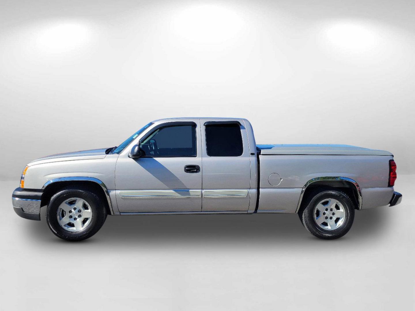 2005 Silver Birch Metallic /Medium Gray Chevrolet Silverado 1500 LT (2GCEC19T651) with an Gas V8 5.3L/325 engine, 4-Speed Automatic w/OD transmission, located at 7000 Northlake Connector, Columbus, GA, 31904, (706) 987-8085, 32.524975, -84.978134 - 2005 Chevrolet Silverado 1500 LT - Photo#7