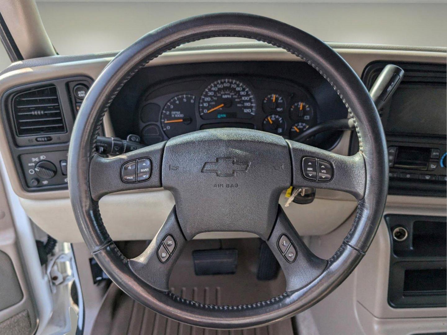 2005 /Tan/Neutral Chevrolet Suburban Z71 (3GNFK16Z25G) with an Gas V8 5.3L/327 engine, 4-Speed Automatic w/OD transmission, located at 5115 14th Ave., Columbus, GA, 31904, (706) 323-0345, 32.511494, -84.971046 - 2005 Chevrolet Suburban Z71 - Photo#15