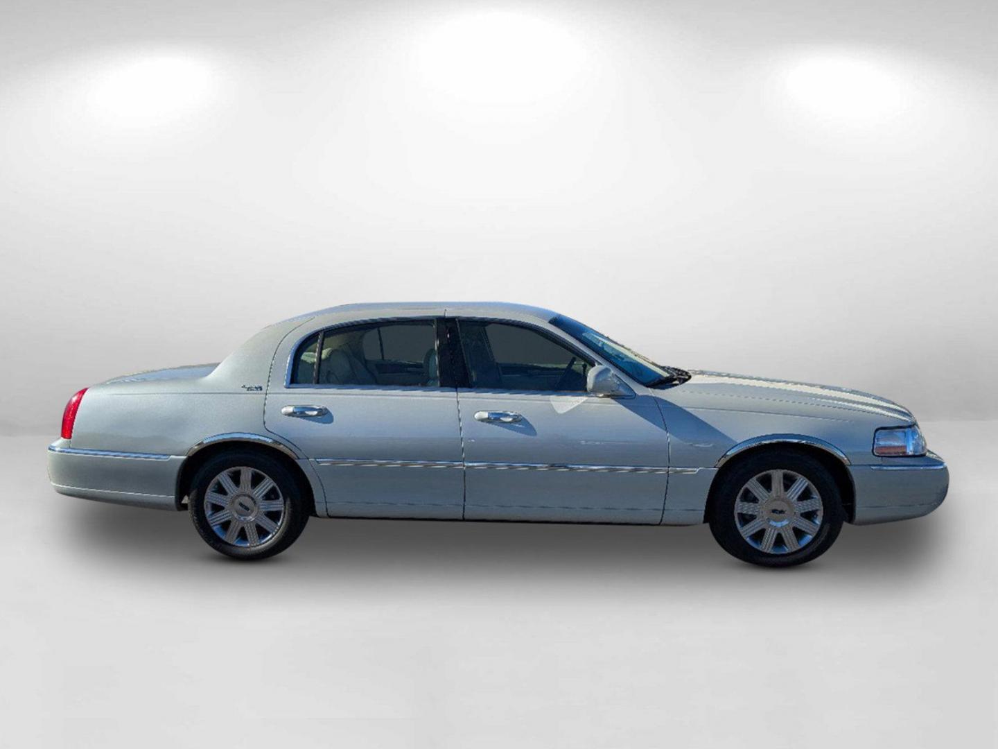 2005 Lincoln Town Car Signature Limited (1LNHM82W85Y) with an Gas V8 4.6L/281 engine, 4-Speed Automatic w/OD transmission, located at 521 Old Farm Lane Rd, Prattville, AL, 36066, (334) 325-1505, 32.482460, -86.416367 - 2005 Lincoln Town Car Signature Limited - Photo#9