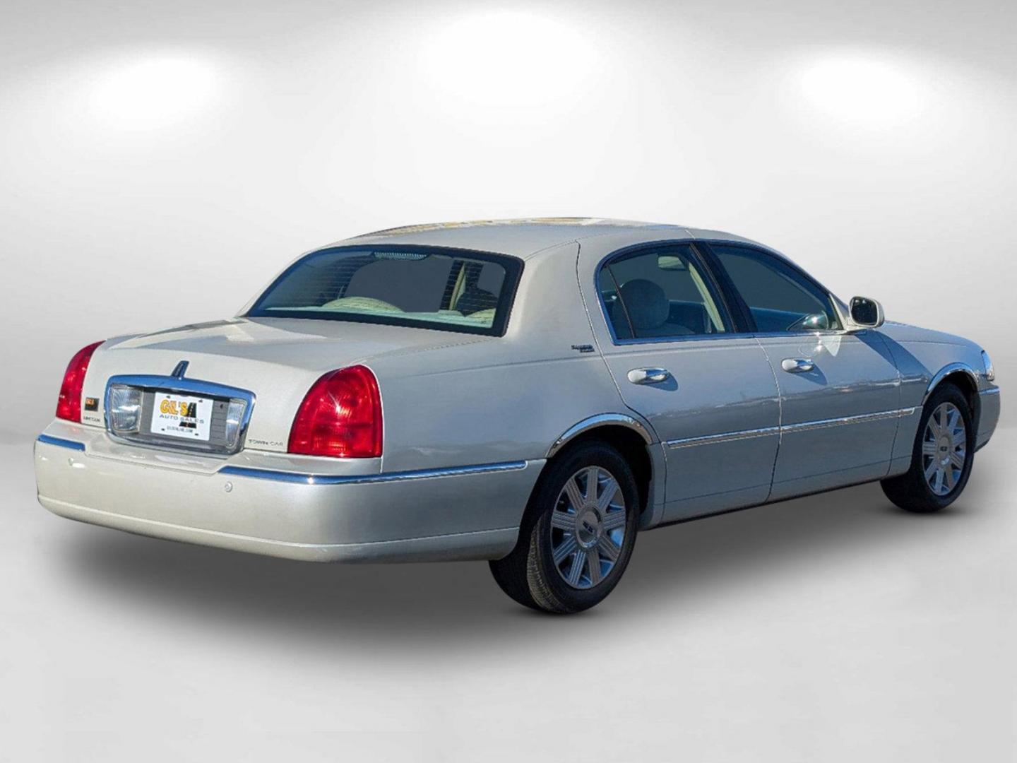 2005 Lincoln Town Car Signature Limited (1LNHM82W85Y) with an Gas V8 4.6L/281 engine, 4-Speed Automatic w/OD transmission, located at 521 Old Farm Lane Rd, Prattville, AL, 36066, (334) 325-1505, 32.482460, -86.416367 - 2005 Lincoln Town Car Signature Limited - Photo#10