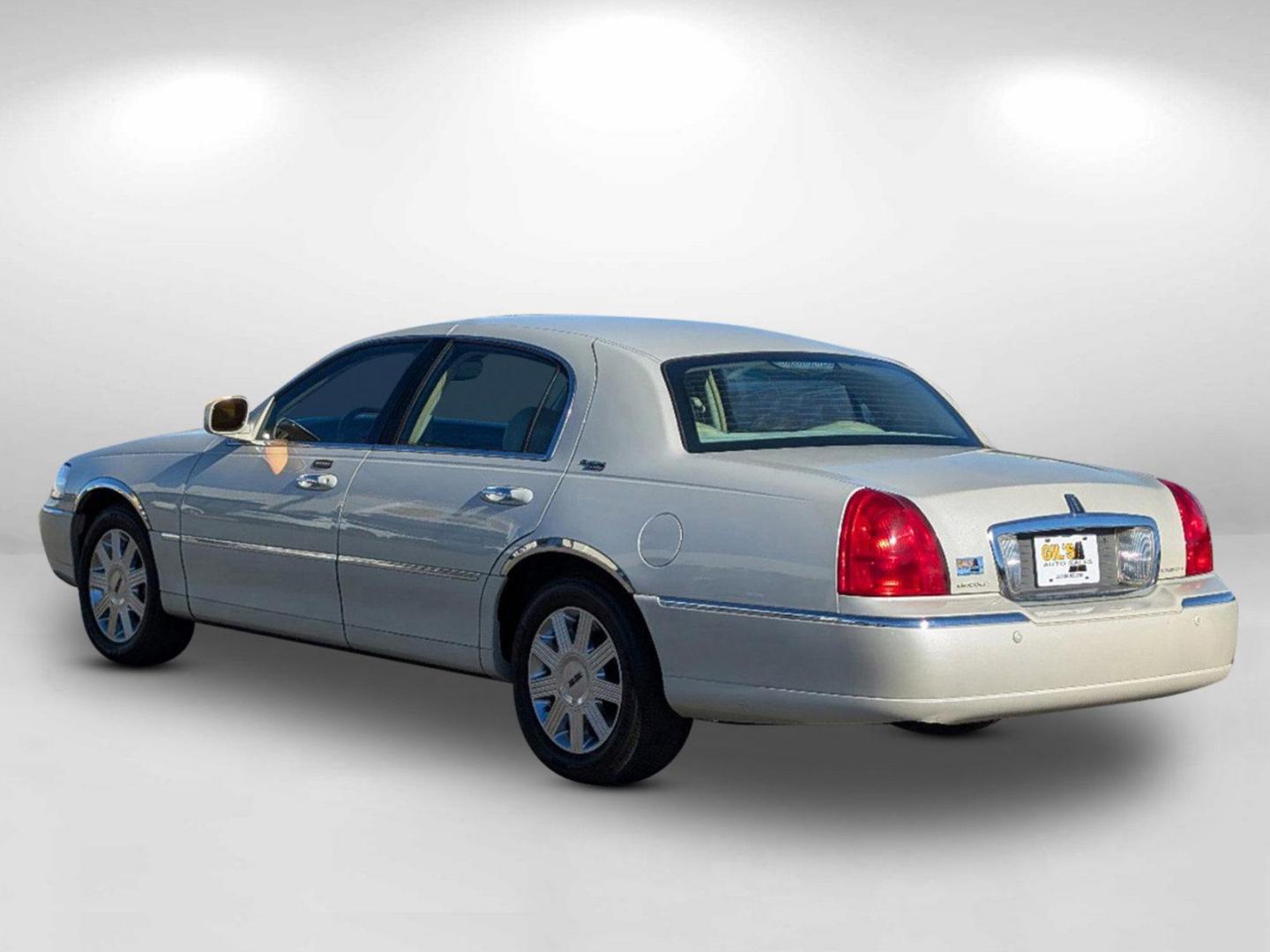 2005 Lincoln Town Car Signature Limited (1LNHM82W85Y) with an Gas V8 4.6L/281 engine, 4-Speed Automatic w/OD transmission, located at 521 Old Farm Lane Rd, Prattville, AL, 36066, (334) 325-1505, 32.482460, -86.416367 - 2005 Lincoln Town Car Signature Limited - Photo#12