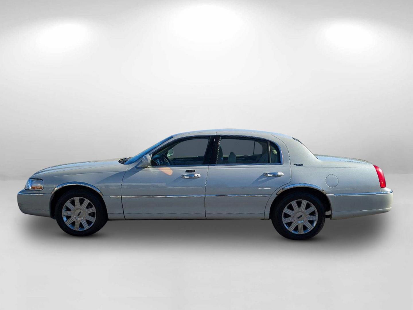 2005 Lincoln Town Car Signature Limited (1LNHM82W85Y) with an Gas V8 4.6L/281 engine, 4-Speed Automatic w/OD transmission, located at 521 Old Farm Lane Rd, Prattville, AL, 36066, (334) 325-1505, 32.482460, -86.416367 - 2005 Lincoln Town Car Signature Limited - Photo#13