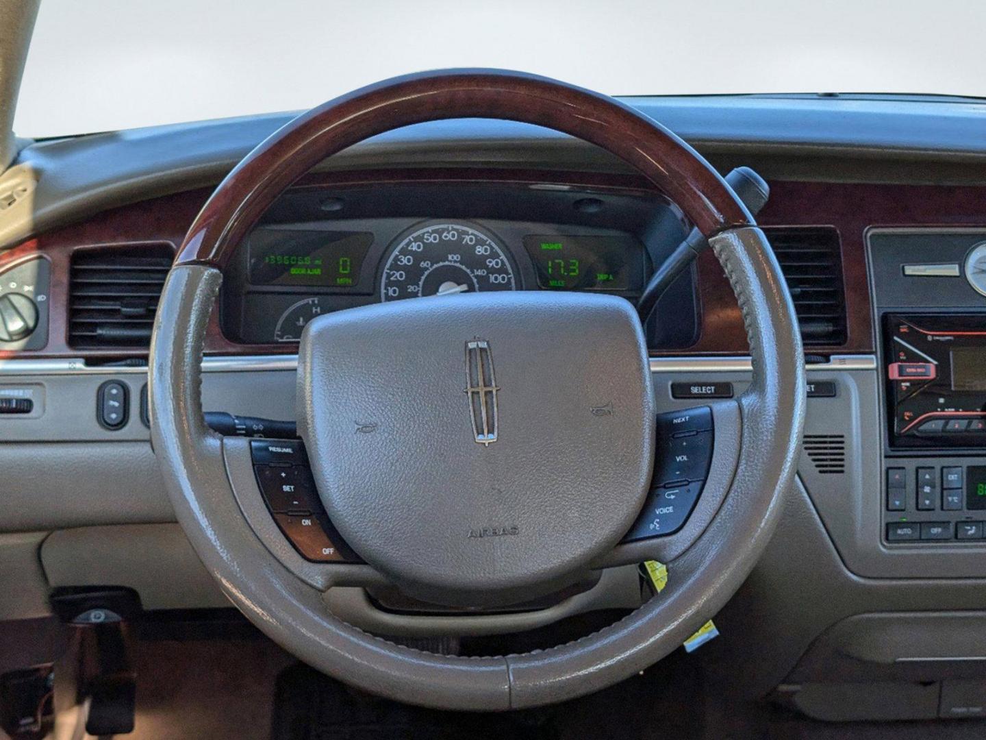 2005 Lincoln Town Car Signature Limited (1LNHM82W85Y) with an Gas V8 4.6L/281 engine, 4-Speed Automatic w/OD transmission, located at 521 Old Farm Lane Rd, Prattville, AL, 36066, (334) 325-1505, 32.482460, -86.416367 - 2005 Lincoln Town Car Signature Limited - Photo#15