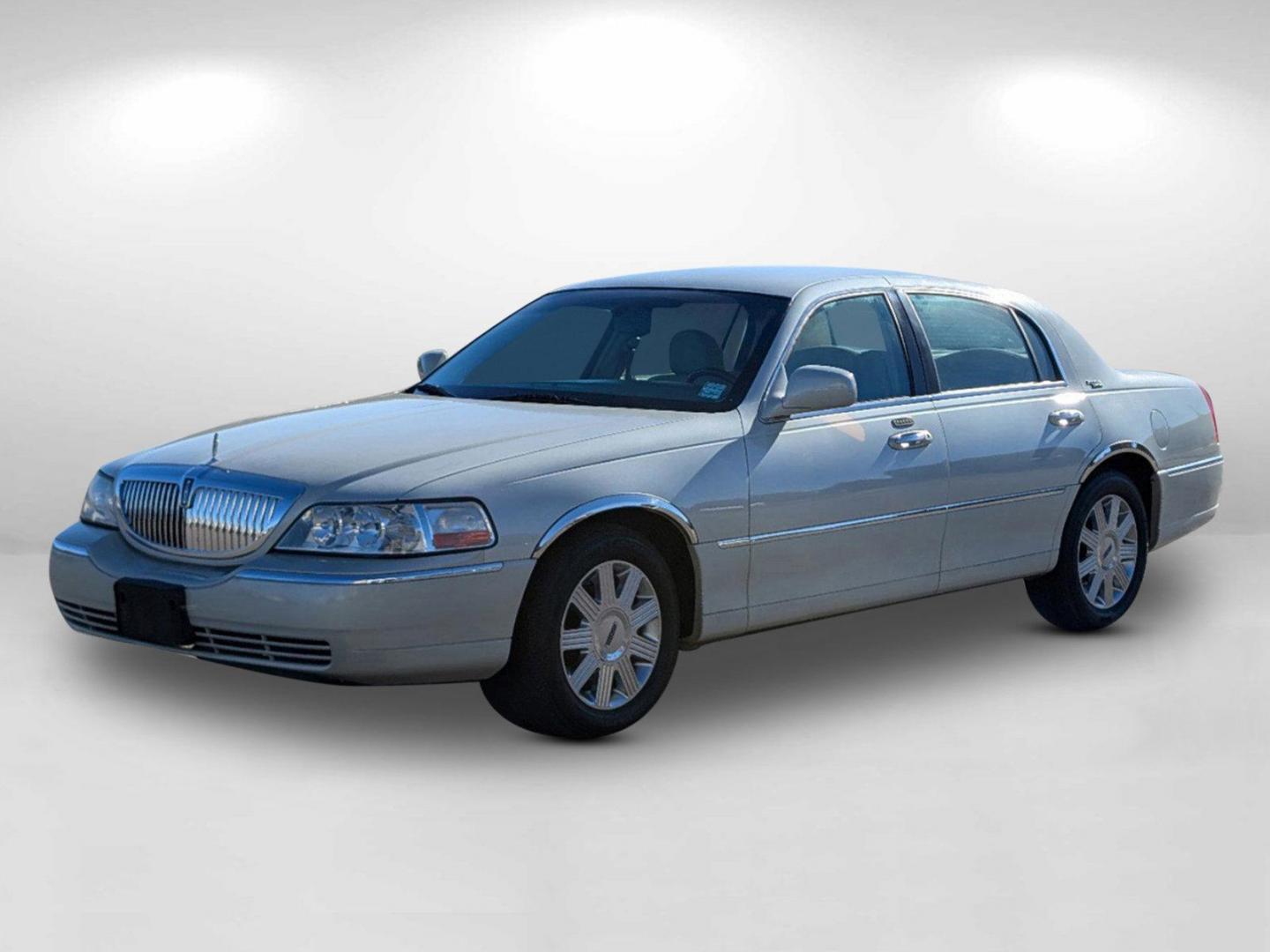 2005 Lincoln Town Car Signature Limited (1LNHM82W85Y) with an Gas V8 4.6L/281 engine, 4-Speed Automatic w/OD transmission, located at 521 Old Farm Lane Rd, Prattville, AL, 36066, (334) 325-1505, 32.482460, -86.416367 - 2005 Lincoln Town Car Signature Limited - Photo#15