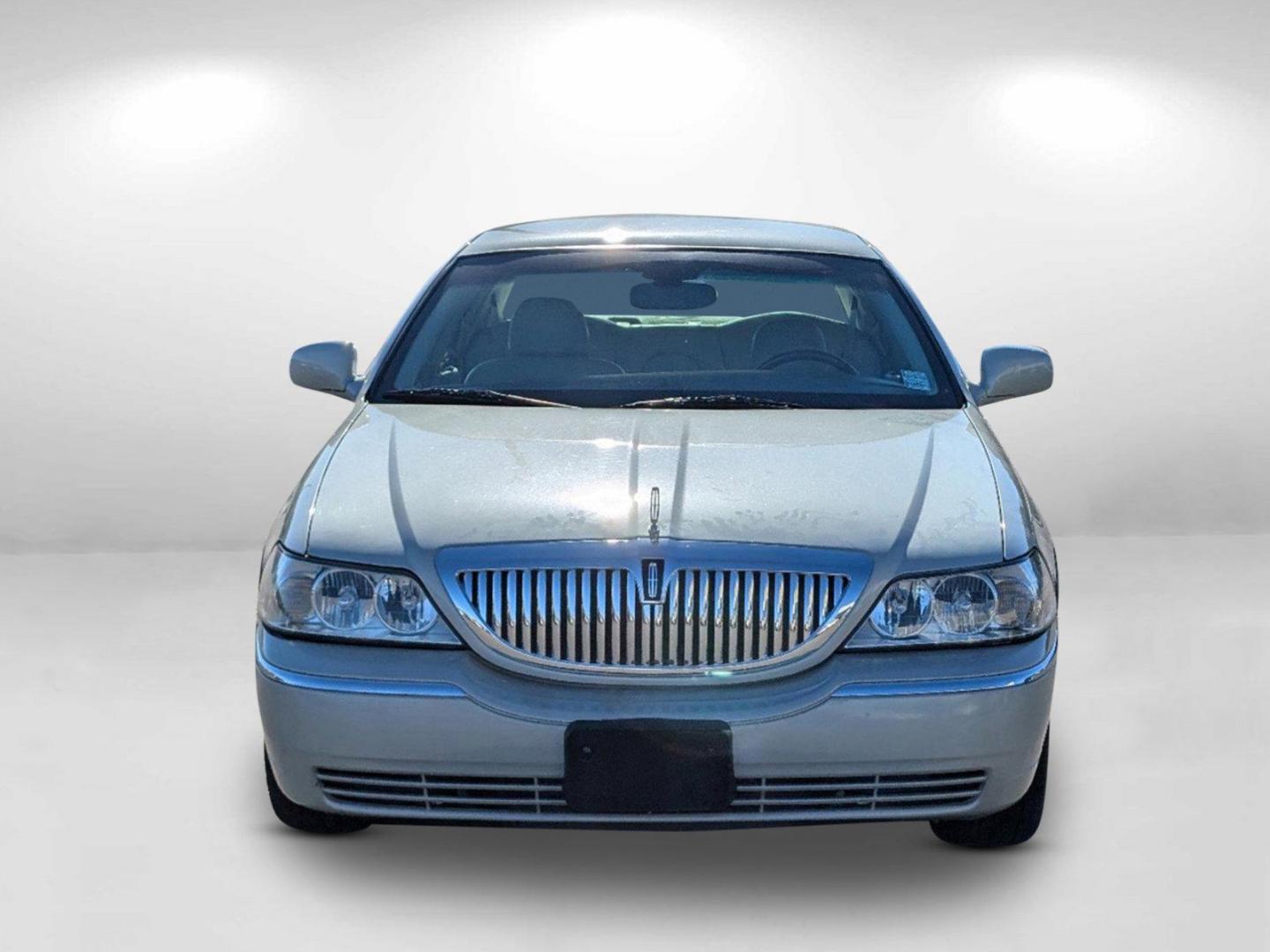 2005 Lincoln Town Car Signature Limited (1LNHM82W85Y) with an Gas V8 4.6L/281 engine, 4-Speed Automatic w/OD transmission, located at 521 Old Farm Lane Rd, Prattville, AL, 36066, (334) 325-1505, 32.482460, -86.416367 - 2005 Lincoln Town Car Signature Limited - Photo#7