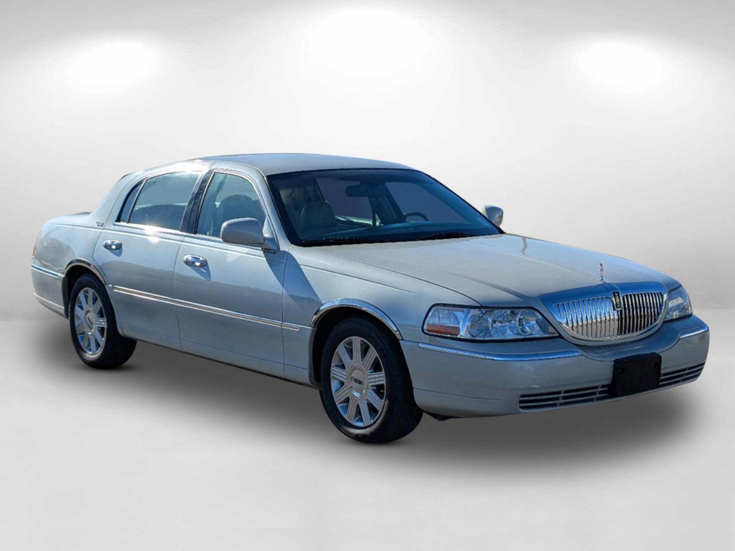 2005 Lincoln Town Car Signature Limited (1LNHM82W85Y) with an Gas V8 4.6L/281 engine, 4-Speed Automatic w/OD transmission, located at 521 Old Farm Lane Rd, Prattville, AL, 36066, (334) 325-1505, 32.482460, -86.416367 - 2005 Lincoln Town Car Signature Limited - Photo#8