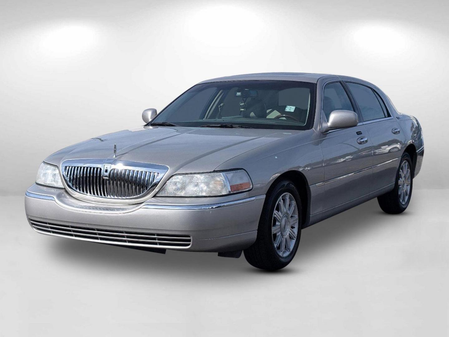 2006 Lincoln Town Car Signature Limited (1LNHM82V86Y) with an Gas/Ethanol V8 4.6L/281 engine, 4-Speed Automatic w/OD transmission, located at 521 Old Farm Lane Rd, Prattville, AL, 36066, (334) 325-1505, 32.482460, -86.416367 - 2006 Lincoln Town Car Signature Limited - Photo#0