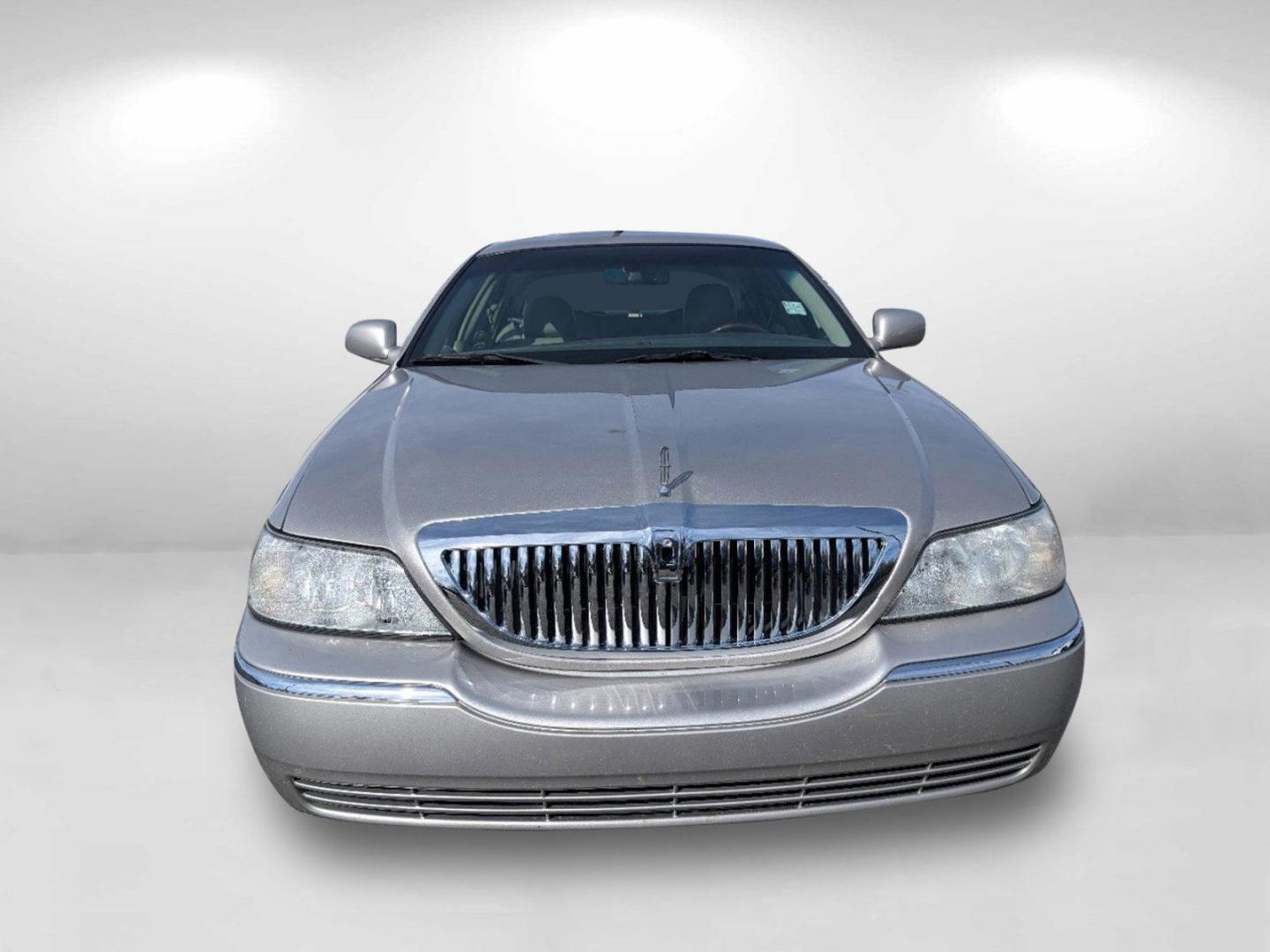 2006 Lincoln Town Car Signature Limited (1LNHM82V86Y) with an Gas/Ethanol V8 4.6L/281 engine, 4-Speed Automatic w/OD transmission, located at 521 Old Farm Lane Rd, Prattville, AL, 36066, (334) 325-1505, 32.482460, -86.416367 - 2006 Lincoln Town Car Signature Limited - Photo#1