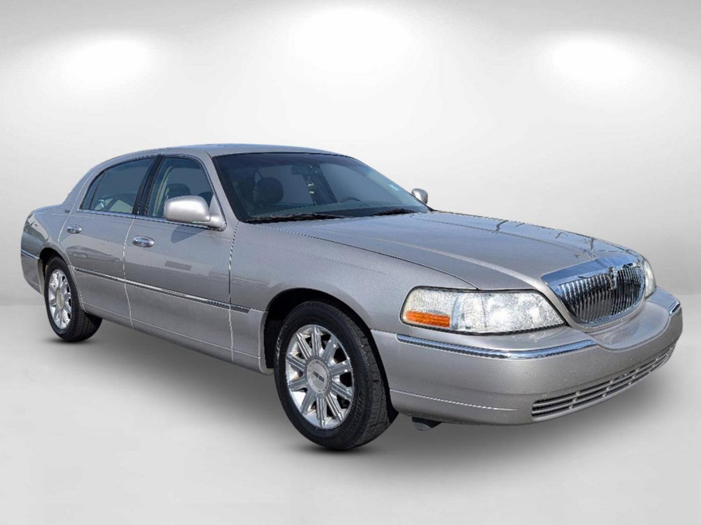 2006 Lincoln Town Car Signature Limited (1LNHM82V86Y) with an Gas/Ethanol V8 4.6L/281 engine, 4-Speed Automatic w/OD transmission, located at 521 Old Farm Lane Rd, Prattville, AL, 36066, (334) 325-1505, 32.482460, -86.416367 - 2006 Lincoln Town Car Signature Limited - Photo#2