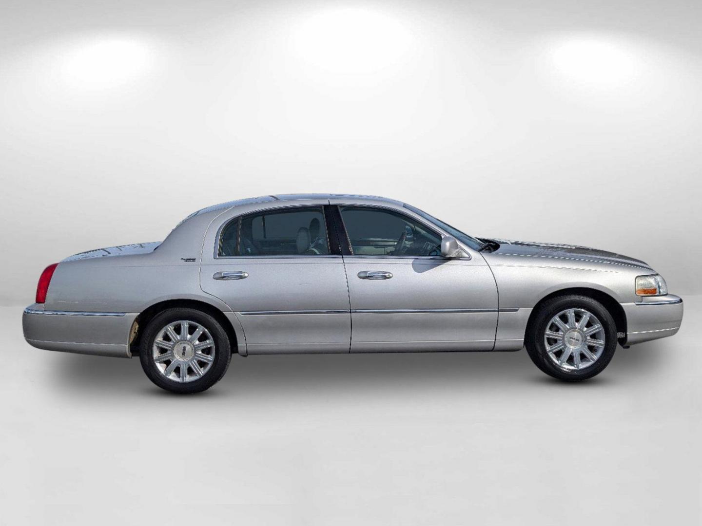 2006 Lincoln Town Car Signature Limited (1LNHM82V86Y) with an Gas/Ethanol V8 4.6L/281 engine, 4-Speed Automatic w/OD transmission, located at 521 Old Farm Lane Rd, Prattville, AL, 36066, (334) 325-1505, 32.482460, -86.416367 - 2006 Lincoln Town Car Signature Limited - Photo#3