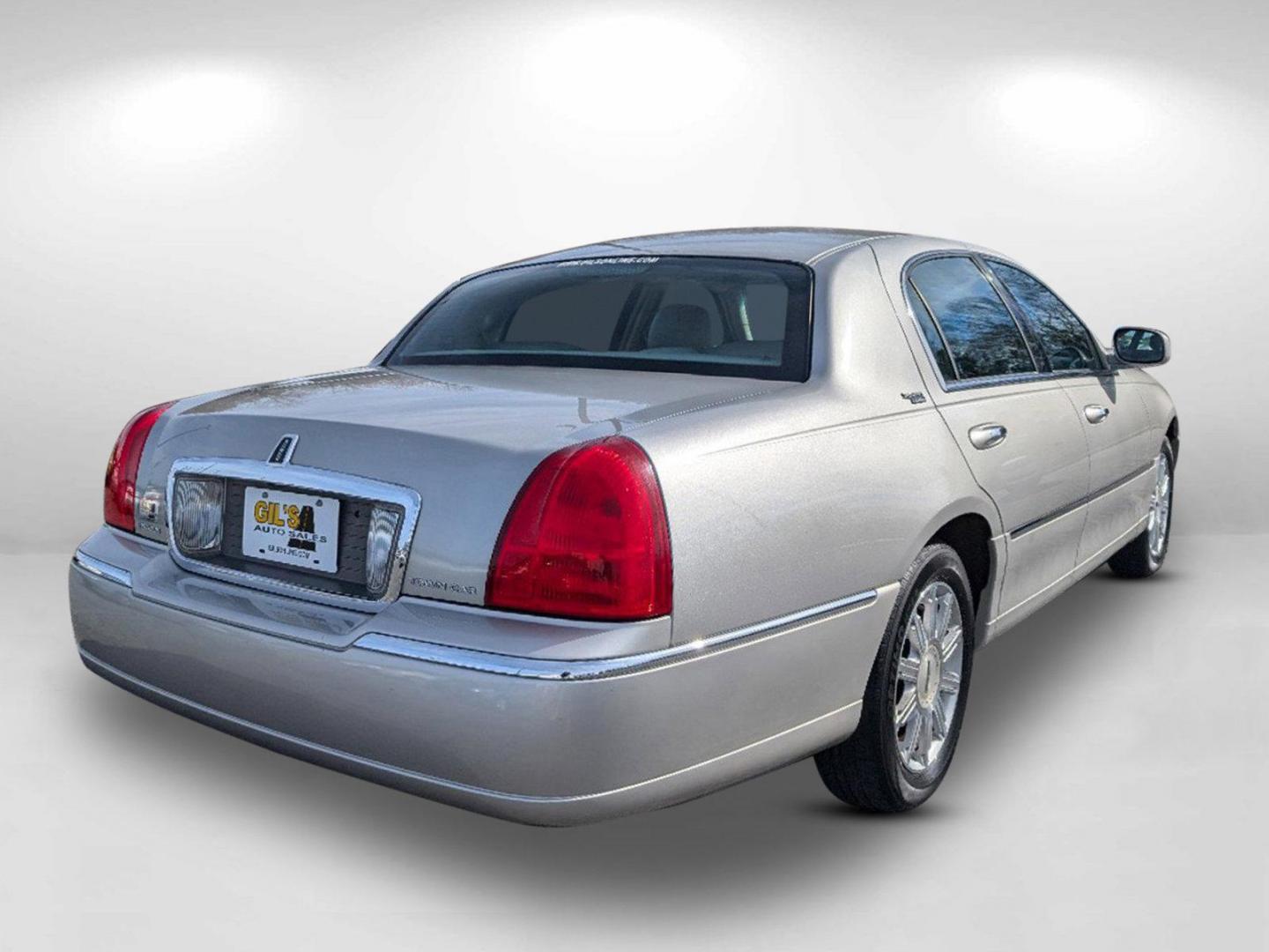 2006 Lincoln Town Car Signature Limited (1LNHM82V86Y) with an Gas/Ethanol V8 4.6L/281 engine, 4-Speed Automatic w/OD transmission, located at 521 Old Farm Lane Rd, Prattville, AL, 36066, (334) 325-1505, 32.482460, -86.416367 - 2006 Lincoln Town Car Signature Limited - Photo#4