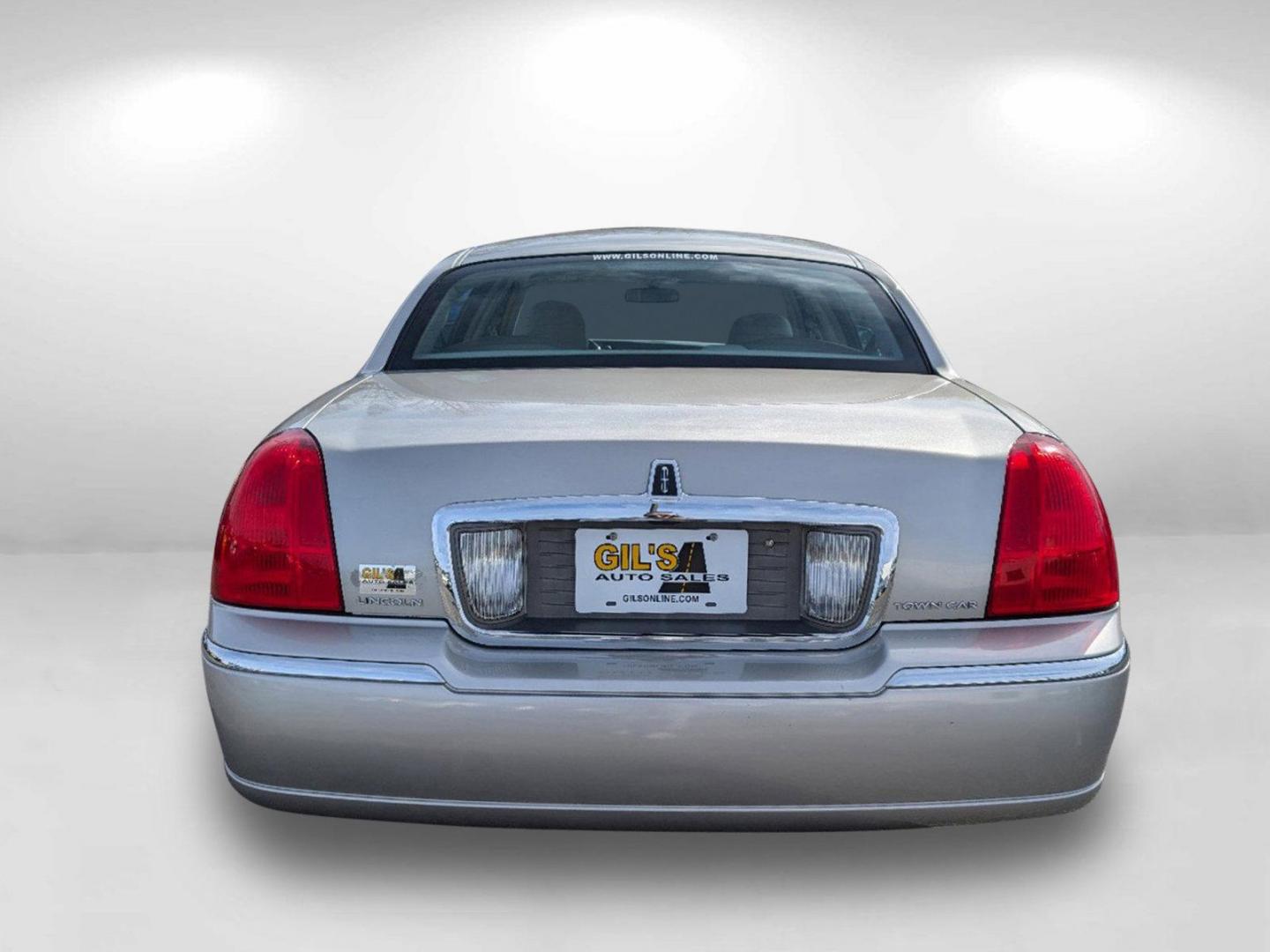 2006 Lincoln Town Car Signature Limited (1LNHM82V86Y) with an Gas/Ethanol V8 4.6L/281 engine, 4-Speed Automatic w/OD transmission, located at 521 Old Farm Lane Rd, Prattville, AL, 36066, (334) 325-1505, 32.482460, -86.416367 - 2006 Lincoln Town Car Signature Limited - Photo#5