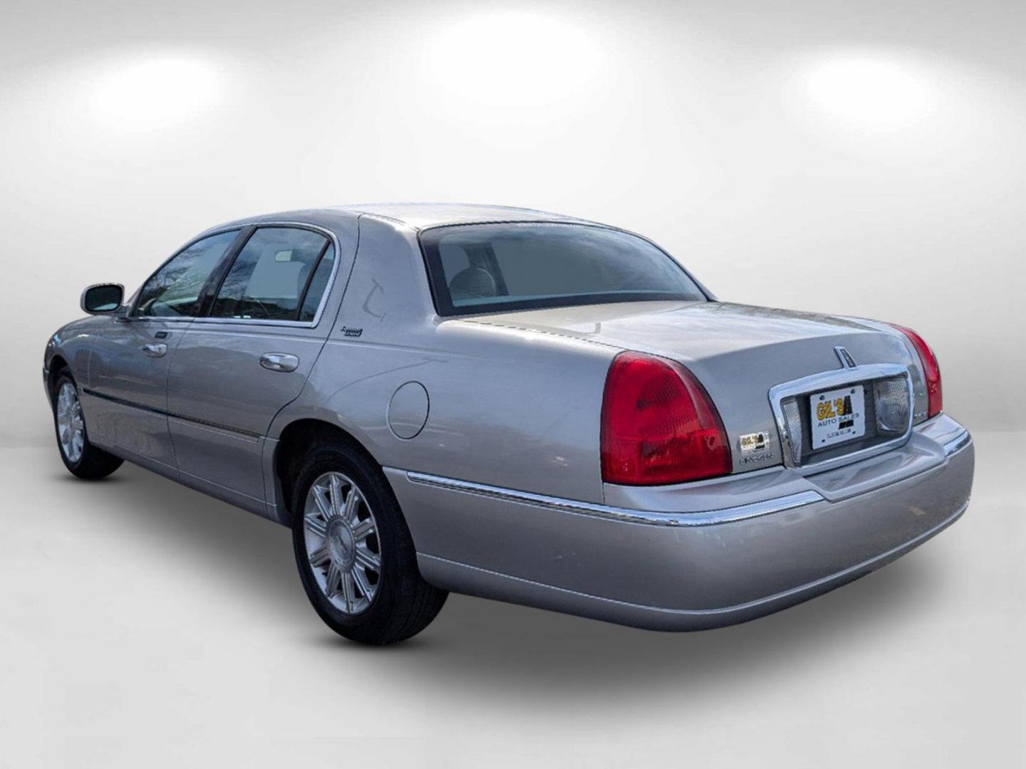 2006 Lincoln Town Car Signature Limited (1LNHM82V86Y) with an Gas/Ethanol V8 4.6L/281 engine, 4-Speed Automatic w/OD transmission, located at 521 Old Farm Lane Rd, Prattville, AL, 36066, (334) 325-1505, 32.482460, -86.416367 - 2006 Lincoln Town Car Signature Limited - Photo#6