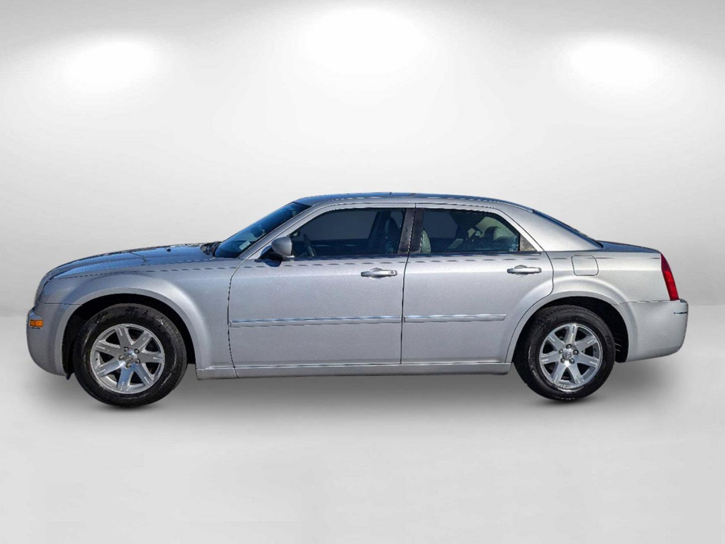 2007 Chrysler 300 Touring (2C3KA53G57H) with an Gas V6 3.5L/215 engine, 5-Speed Automatic transmission, located at 3959 U.S. 80 W, Phenix City, AL, 36870, (334) 297-4885, 32.469296, -85.135185 - 2007 Chrysler 300 Touring - Photo#9