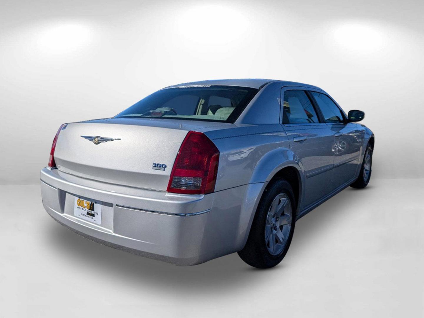 2007 Chrysler 300 Touring (2C3KA53G57H) with an Gas V6 3.5L/215 engine, 5-Speed Automatic transmission, located at 3959 U.S. 80 W, Phenix City, AL, 36870, (334) 297-4885, 32.469296, -85.135185 - 2007 Chrysler 300 Touring - Photo#6