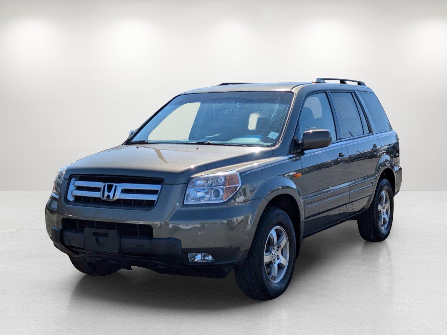 2007 Honda Pilot EX (5FNYF28467B) with an Gas V6 3.5L/212 engine, 5-Speed Automatic w/OD transmission, located at 1430 Gateway Drive, Opelika, AL, 36801, (334) 239-0944, 32.637871, -85.409790 - 2007 Honda Pilot EX - Photo#0