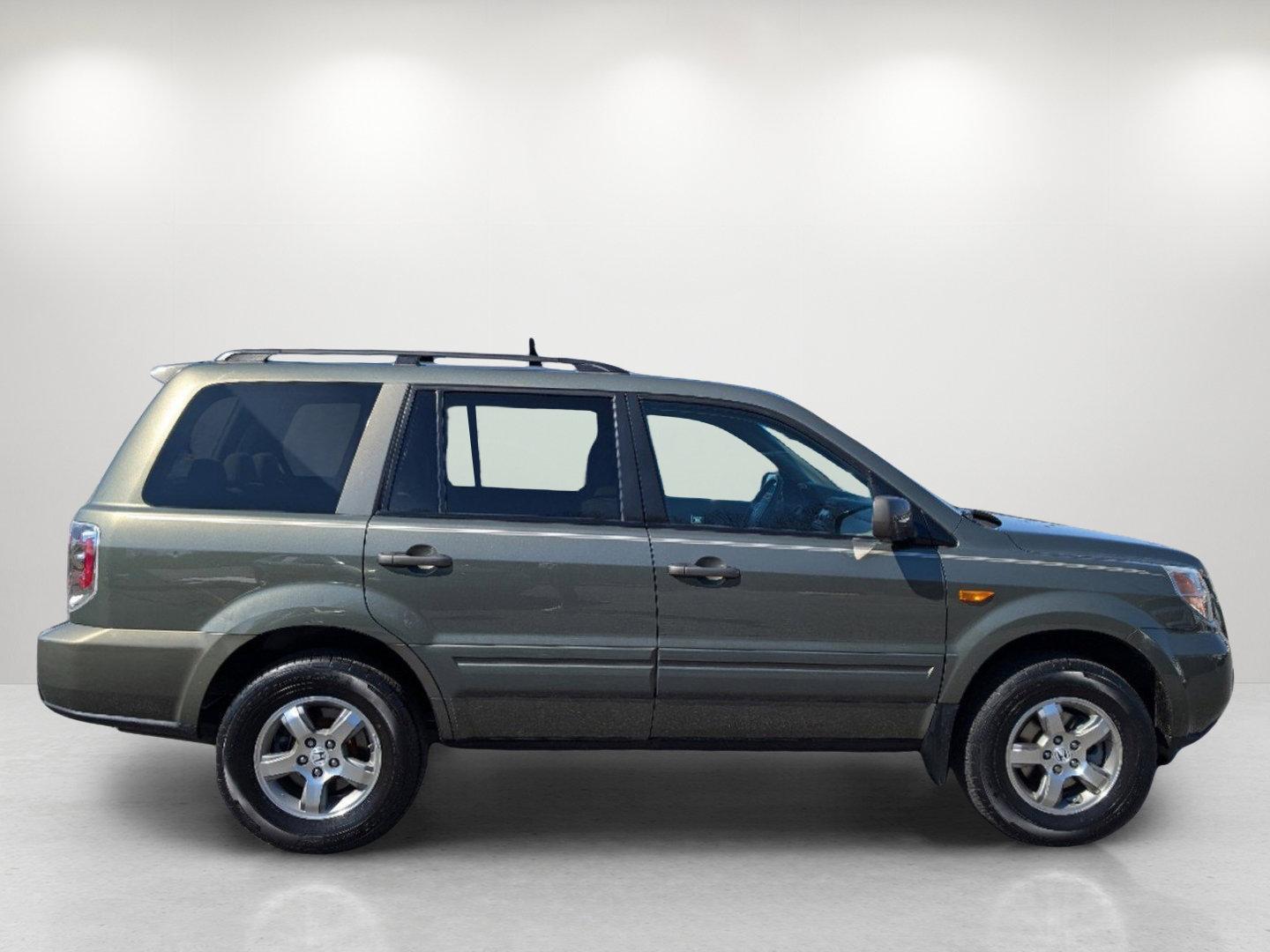 2007 Honda Pilot EX (5FNYF28467B) with an Gas V6 3.5L/212 engine, 5-Speed Automatic w/OD transmission, located at 1430 Gateway Drive, Opelika, AL, 36801, (334) 239-0944, 32.637871, -85.409790 - 2007 Honda Pilot EX - Photo#3