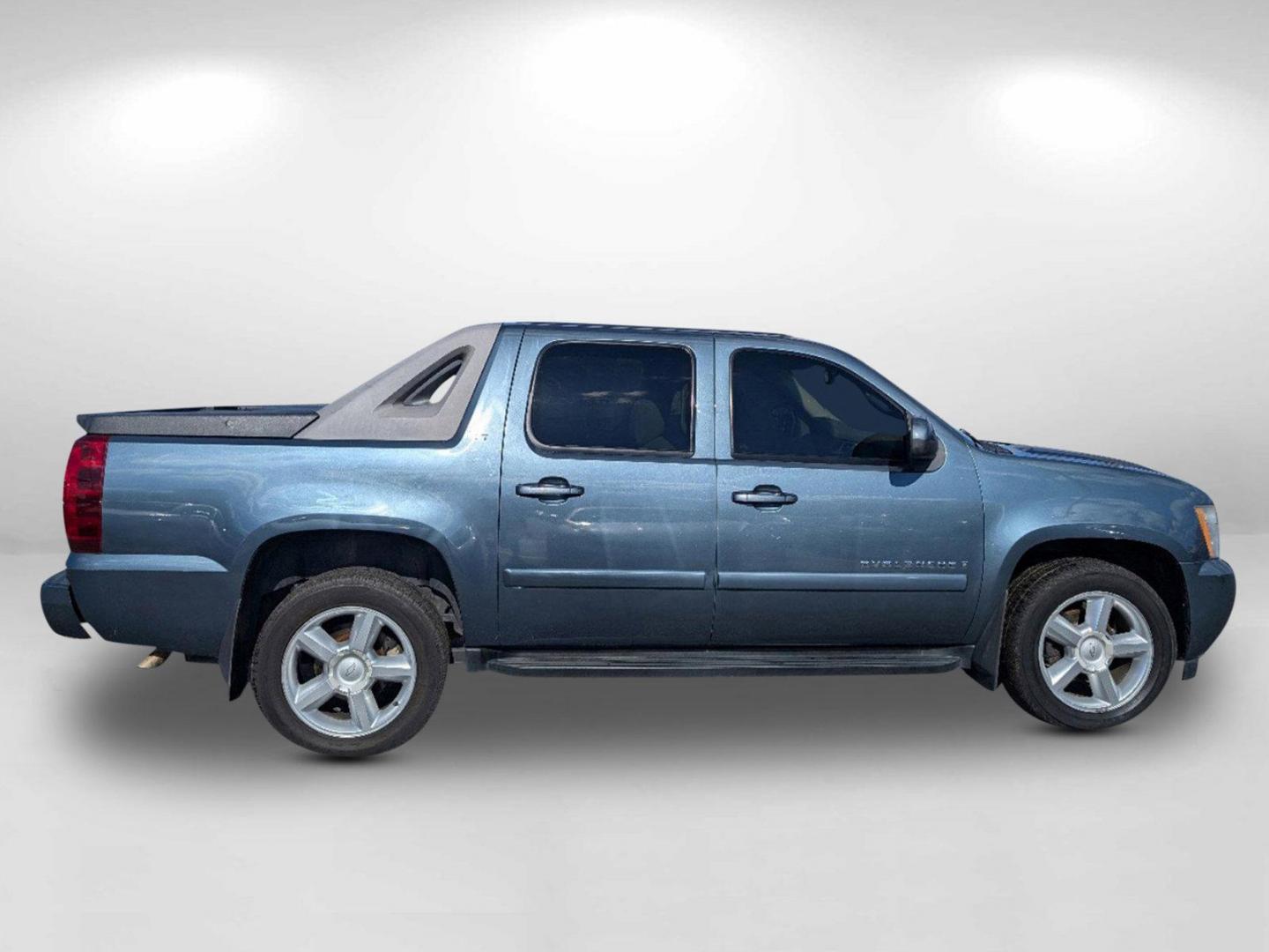 2008 /Dark Titanium/Light Titanium Chevrolet Avalanche LT w/1LT (3GNFK123X8G) with an Gas/Ethanol V8 5.3L/325 engine, 4-Speed Automatic w/OD transmission, located at 3959 U.S. 80 W, Phenix City, AL, 36870, (334) 297-4885, 32.469296, -85.135185 - 2008 Chevrolet Avalanche LT w/1LT - Photo#6