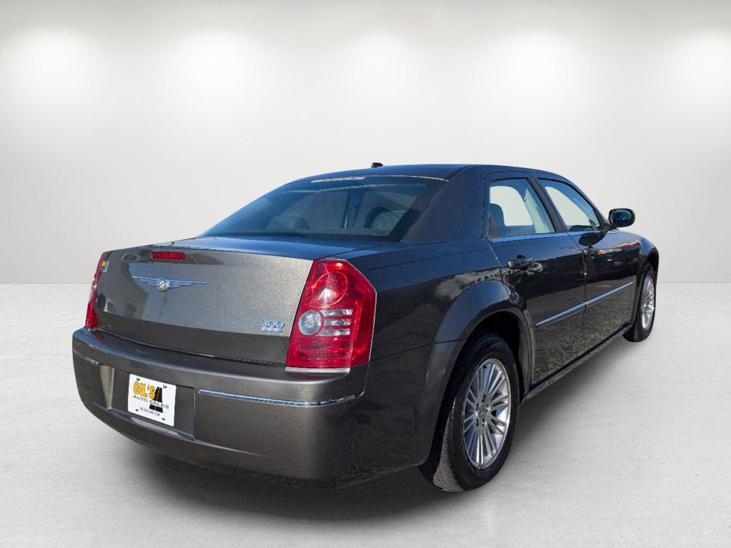 2008 /Dark Slate Gray Chrysler 300 Touring (2C3KA53G48H) with an Gas V6 3.5L/214 engine, 4-Speed Automatic transmission, located at 7000 Northlake Connector, Columbus, GA, 31904, (706) 987-8085, 32.524975, -84.978134 - 2008 Chrysler 300 Touring - Photo#4