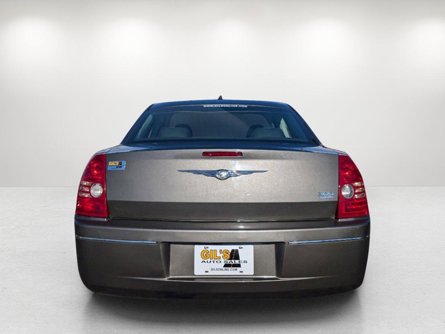 2008 /Dark Slate Gray Chrysler 300 Touring (2C3KA53G48H) with an Gas V6 3.5L/214 engine, 4-Speed Automatic transmission, located at 7000 Northlake Connector, Columbus, GA, 31904, (706) 987-8085, 32.524975, -84.978134 - 2008 Chrysler 300 Touring - Photo#5