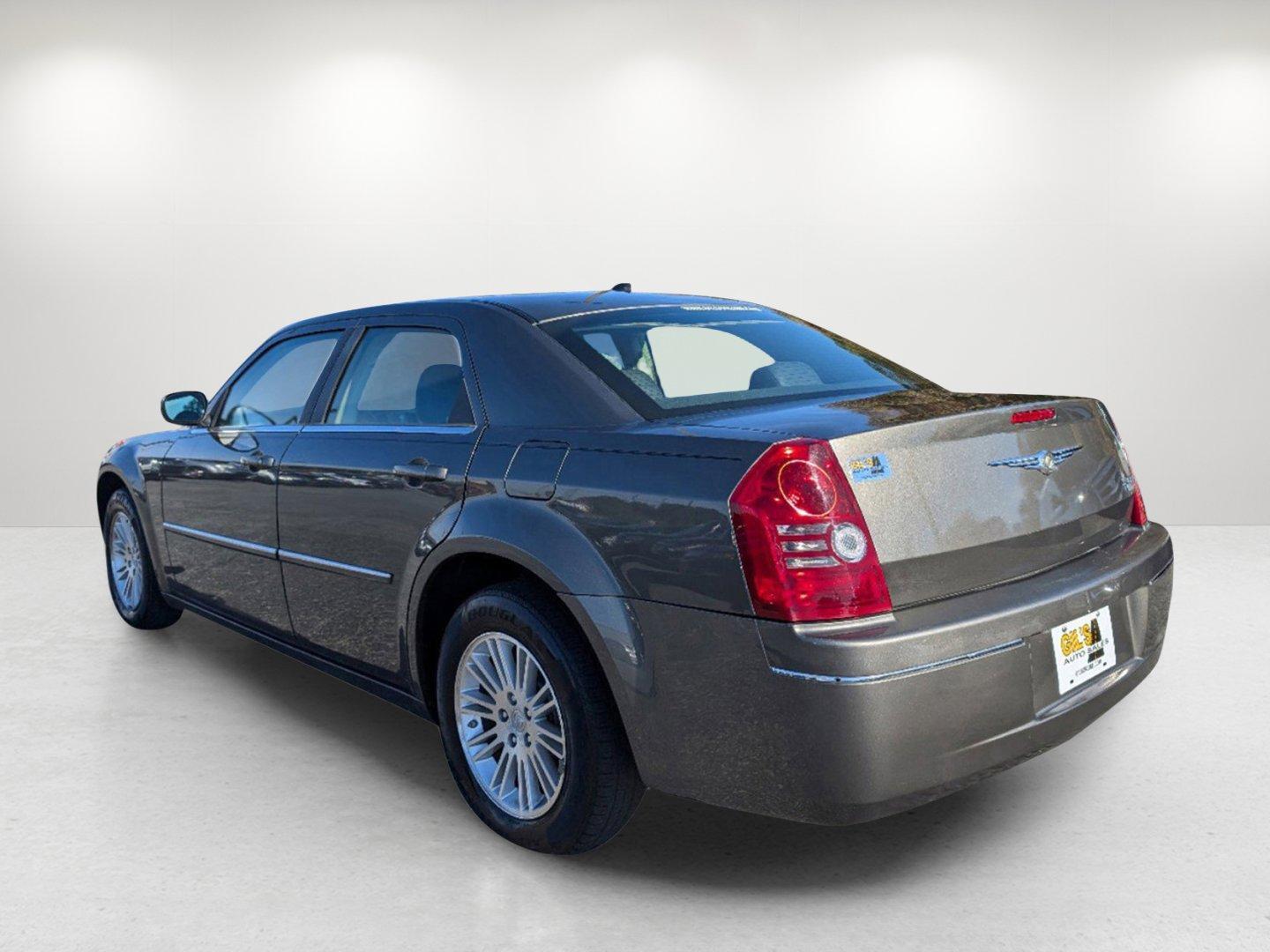 2008 /Dark Slate Gray Chrysler 300 Touring (2C3KA53G48H) with an Gas V6 3.5L/214 engine, 4-Speed Automatic transmission, located at 7000 Northlake Connector, Columbus, GA, 31904, (706) 987-8085, 32.524975, -84.978134 - 2008 Chrysler 300 Touring - Photo#6