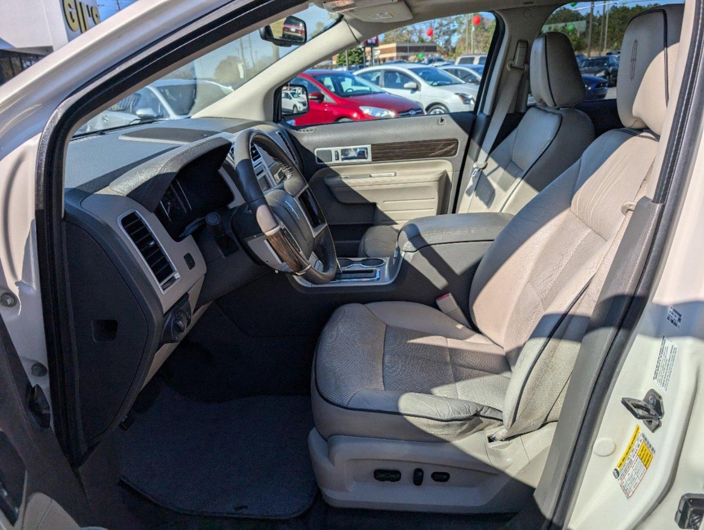 2008 Lincoln MKX (2LMDU68C38B) with an Gas V6 3.5L/213 engine, 6-Speed Automatic w/OD transmission, located at 3959 U.S. 80 W, Phenix City, AL, 36870, (334) 297-4885, 32.469296, -85.135185 - 2008 Lincoln MKX - Photo#9