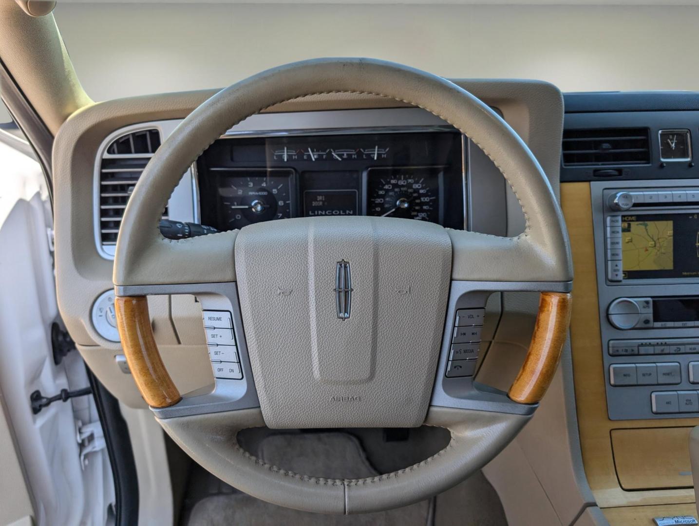 2009 Lincoln Navigator (5LMFU285X9E) with an Gas/Ethanol V8 5.4L/330 engine, 6-Speed Automatic w/OD transmission, located at 3959 U.S. 80 W, Phenix City, AL, 36870, (334) 297-4885, 32.469296, -85.135185 - 2009 Lincoln Navigator - Photo#15