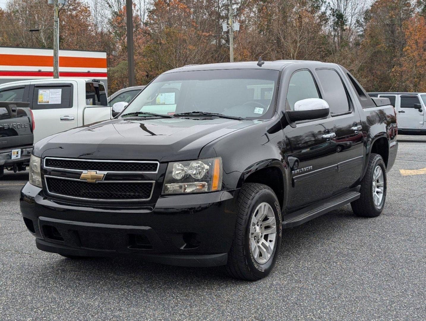 2010 /Ebony Chevrolet Avalanche LS (3GNNCEE00AG) with an Gas/Ethanol V8 5.3L/325 engine, 6-Speed Automatic w/OD transmission, located at 3959 U.S. 80 W, Phenix City, AL, 36870, (334) 297-4885, 32.469296, -85.135185 - 2010 Chevrolet Avalanche LS - Photo#1