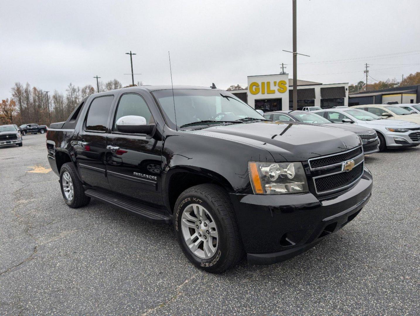 2010 /Ebony Chevrolet Avalanche LS (3GNNCEE00AG) with an Gas/Ethanol V8 5.3L/325 engine, 6-Speed Automatic w/OD transmission, located at 3959 U.S. 80 W, Phenix City, AL, 36870, (334) 297-4885, 32.469296, -85.135185 - 2010 Chevrolet Avalanche LS - Photo#3