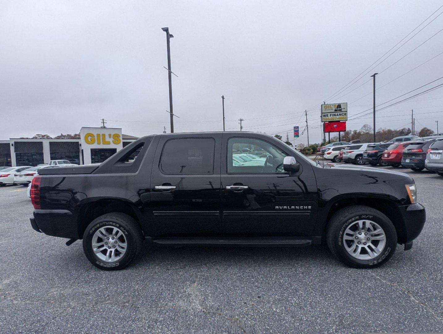 2010 /Ebony Chevrolet Avalanche LS (3GNNCEE00AG) with an Gas/Ethanol V8 5.3L/325 engine, 6-Speed Automatic w/OD transmission, located at 3959 U.S. 80 W, Phenix City, AL, 36870, (334) 297-4885, 32.469296, -85.135185 - 2010 Chevrolet Avalanche LS - Photo#4