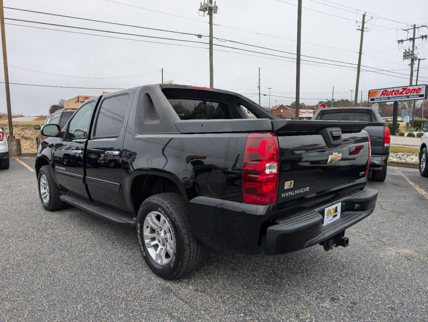 2010 /Ebony Chevrolet Avalanche LS (3GNNCEE00AG) with an Gas/Ethanol V8 5.3L/325 engine, 6-Speed Automatic w/OD transmission, located at 3959 U.S. 80 W, Phenix City, AL, 36870, (334) 297-4885, 32.469296, -85.135185 - 2010 Chevrolet Avalanche LS - Photo#7